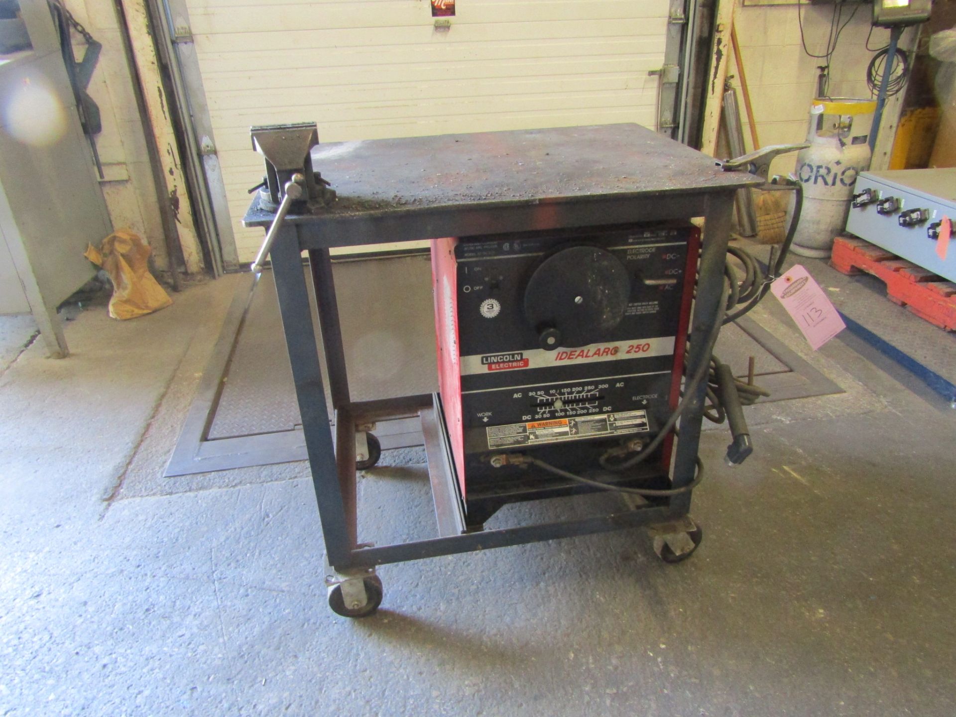 Lincoln Idealarc 250 Welder with gun COMPLETE with bench vise on rolling cart