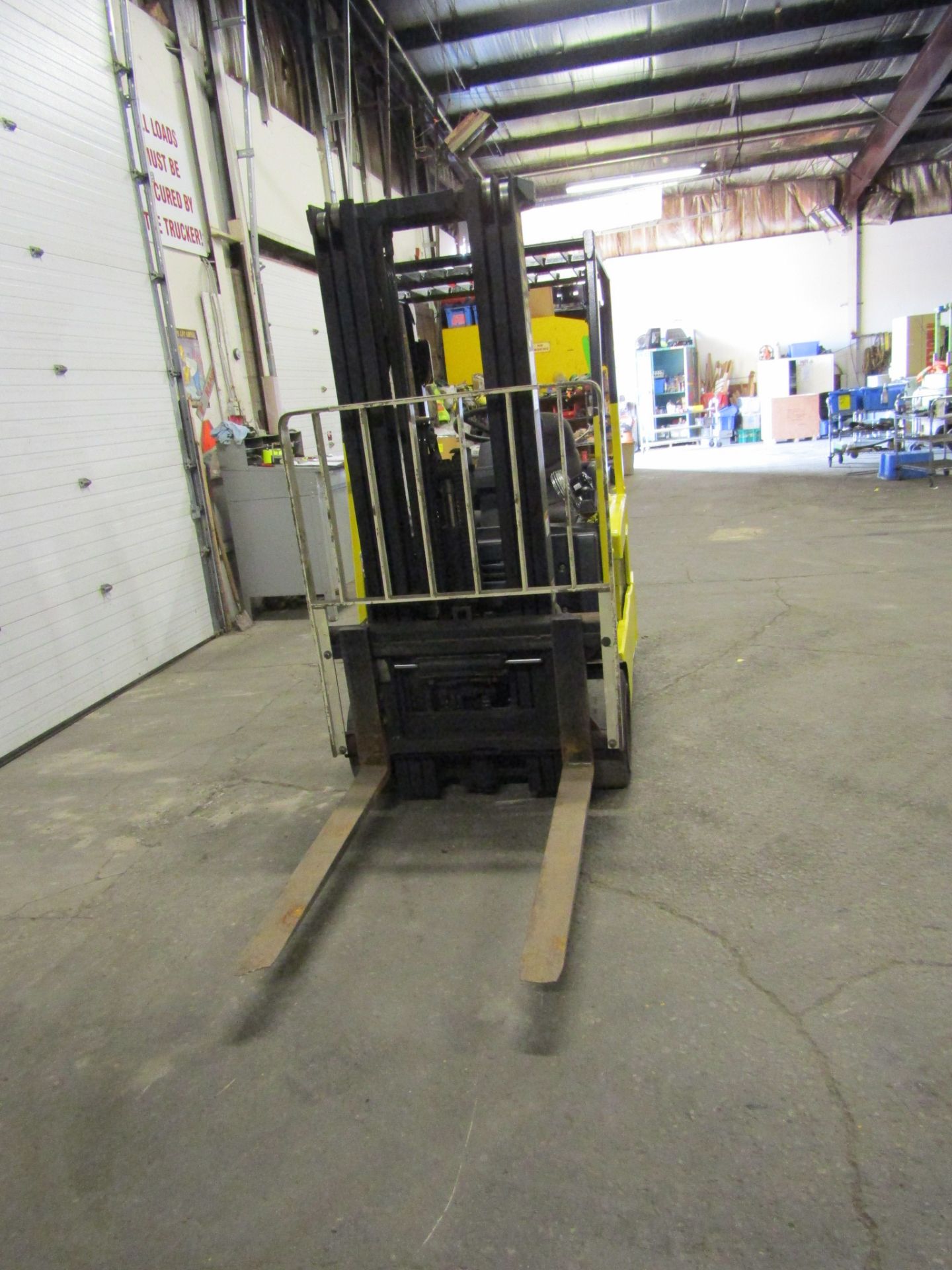 Hyster 4000lbs Capacity Forklift 3-Wheel unit - Electric with 3-stage mast & sideshift with charger - Image 3 of 3