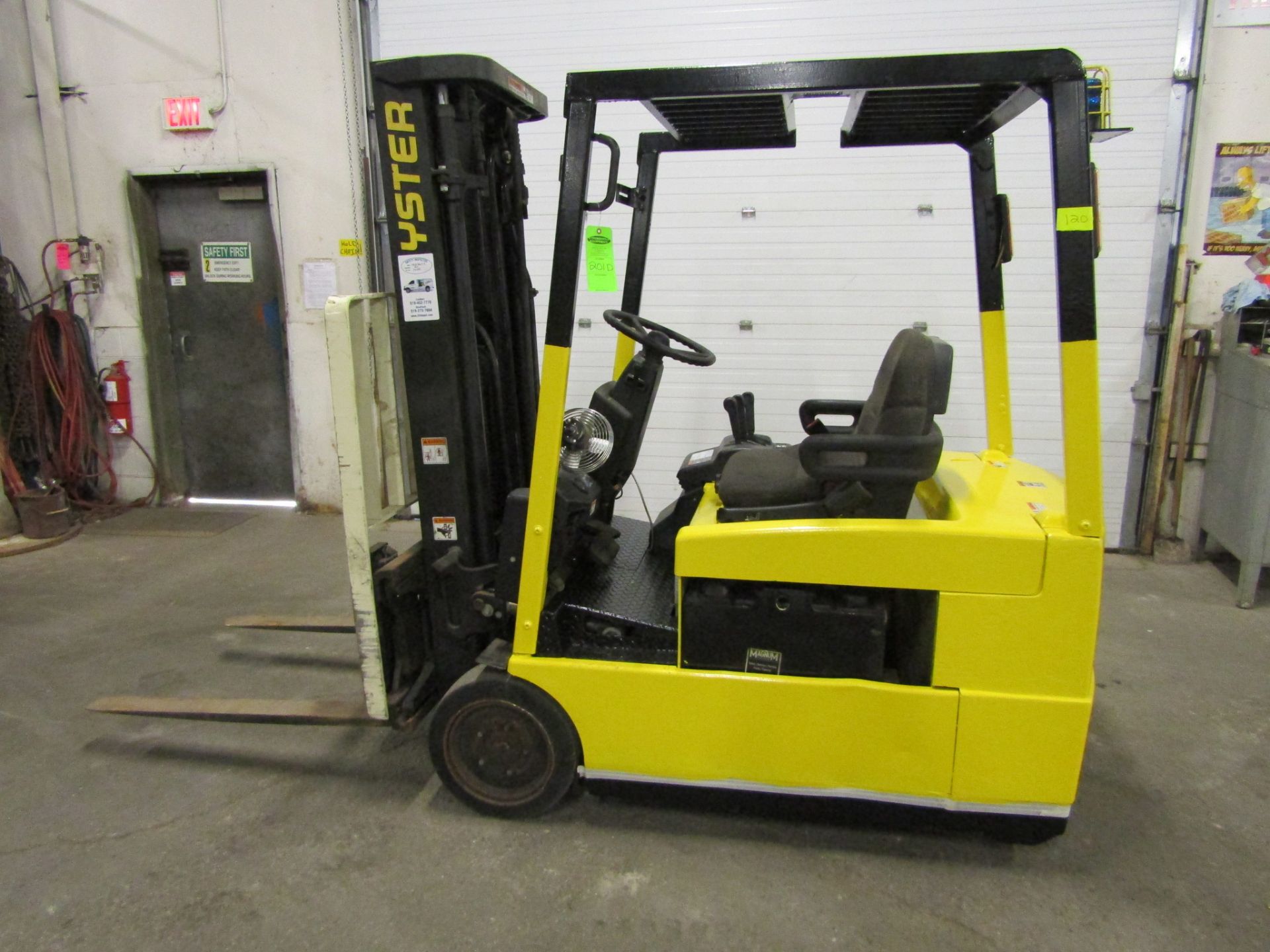 Hyster 4000lbs Capacity Forklift 3-Wheel unit - Electric with 3-stage mast & sideshift with charger