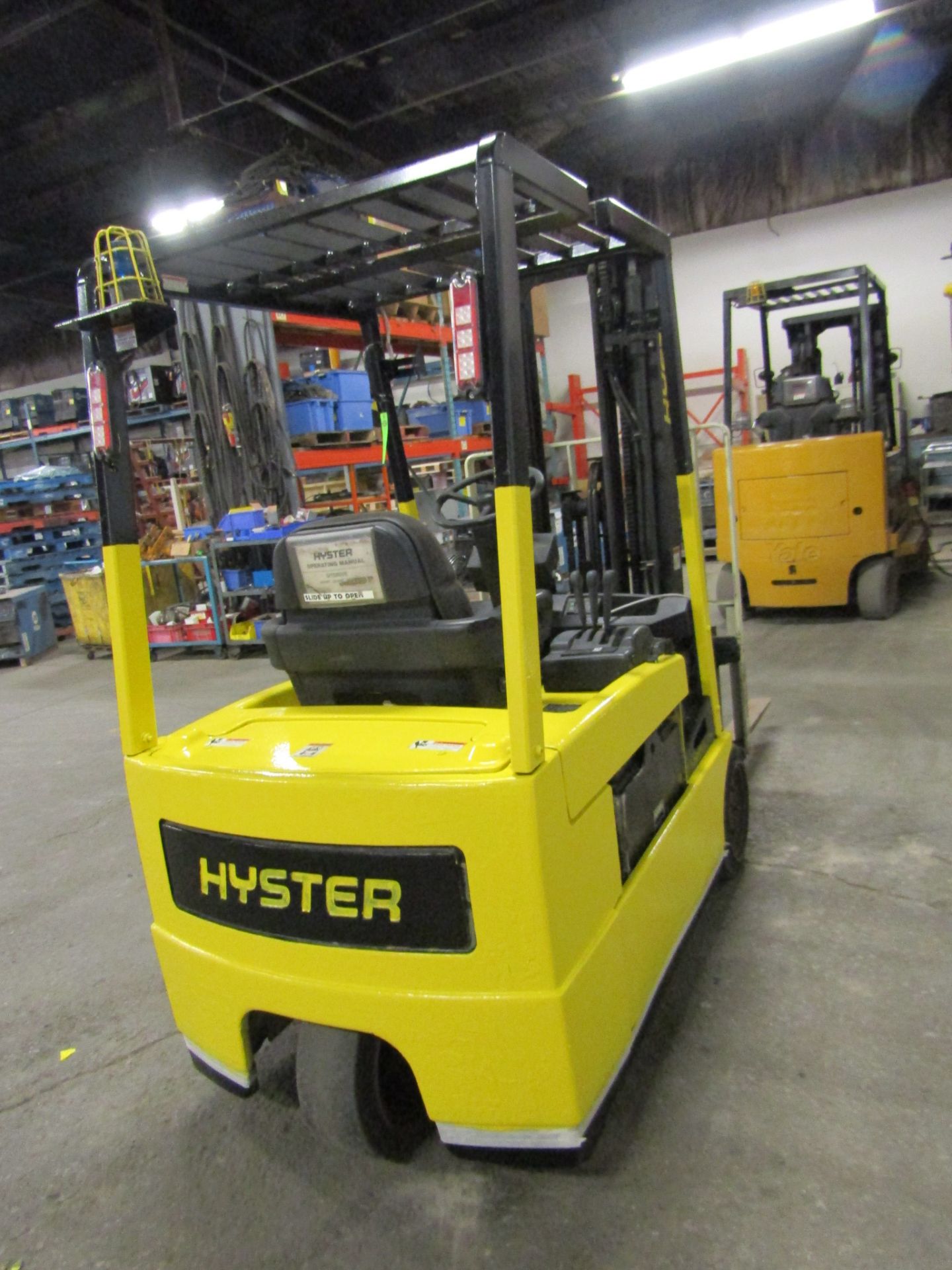 Hyster 4000lbs Capacity Forklift 3-Wheel unit - Electric with 3-stage mast & sideshift with charger - Image 2 of 3