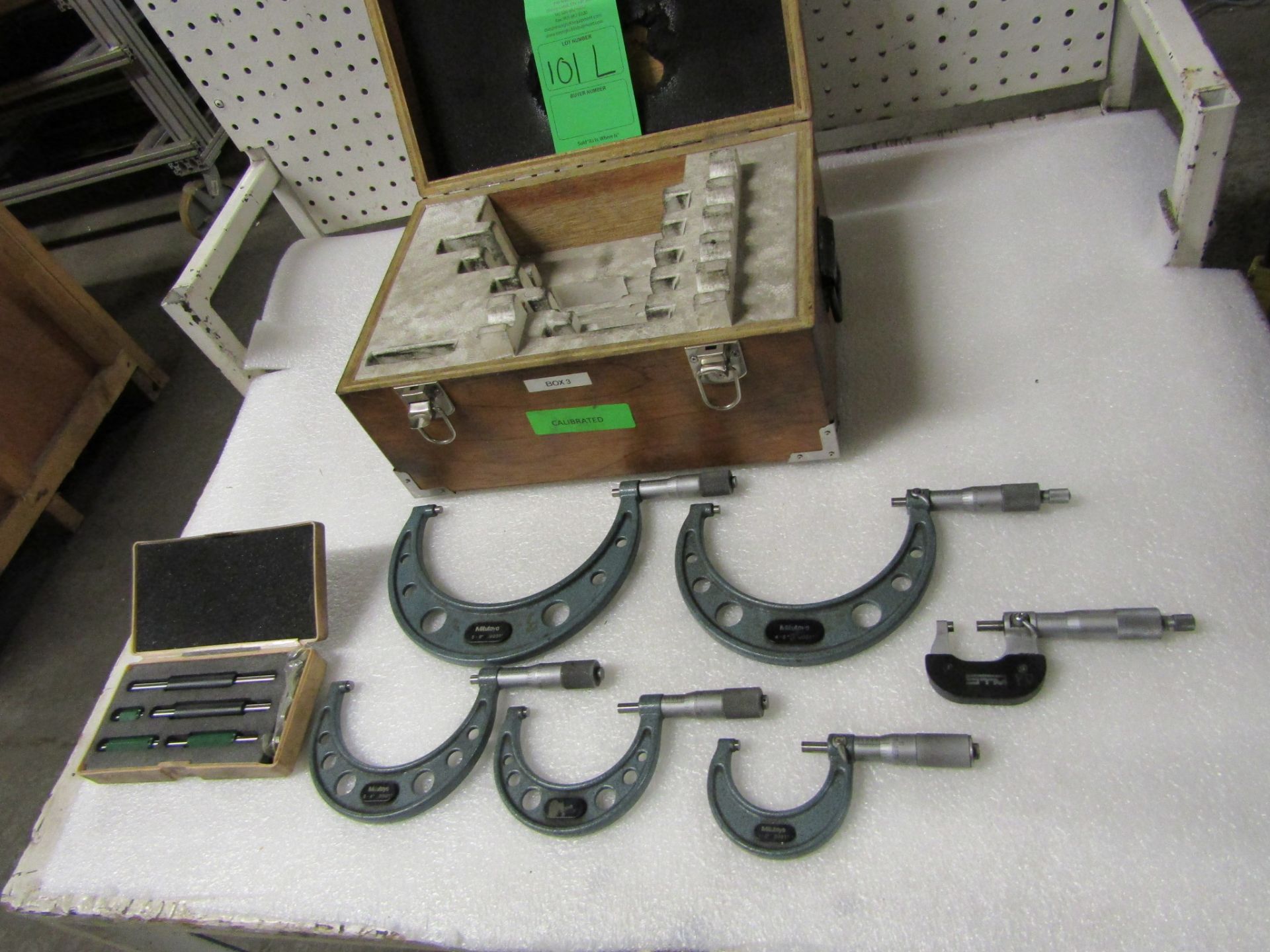 Mitutoyo 0-6" Outside Micrometer Set with 6 micrometers and standard calibration rod set - Image 2 of 2