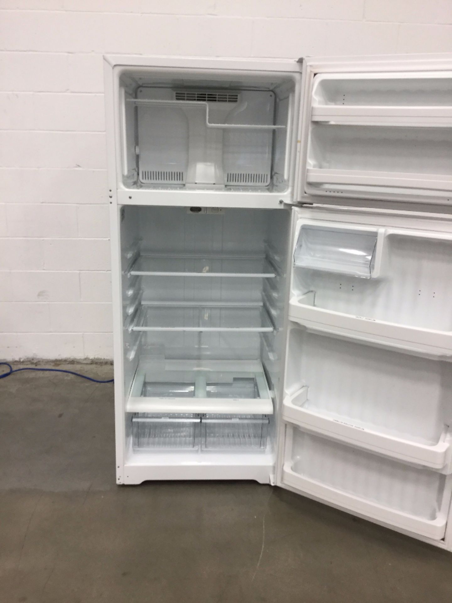 Hotpoint HTS18GBSBRWW Refrigerator Freezer Combo - Image 2 of 3