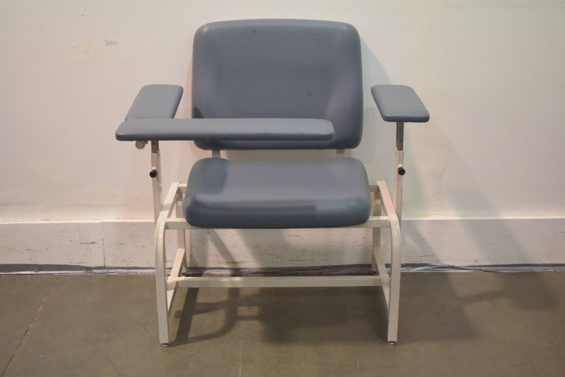 UMF Medical 8690 Exam Chair