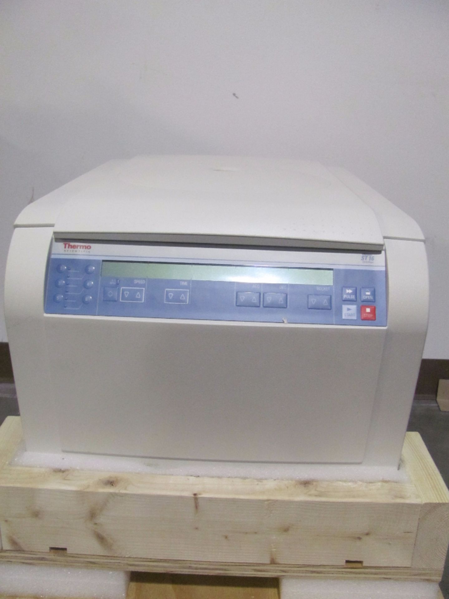 Thermo Scientific Sorvall ST-16 Centrifuge