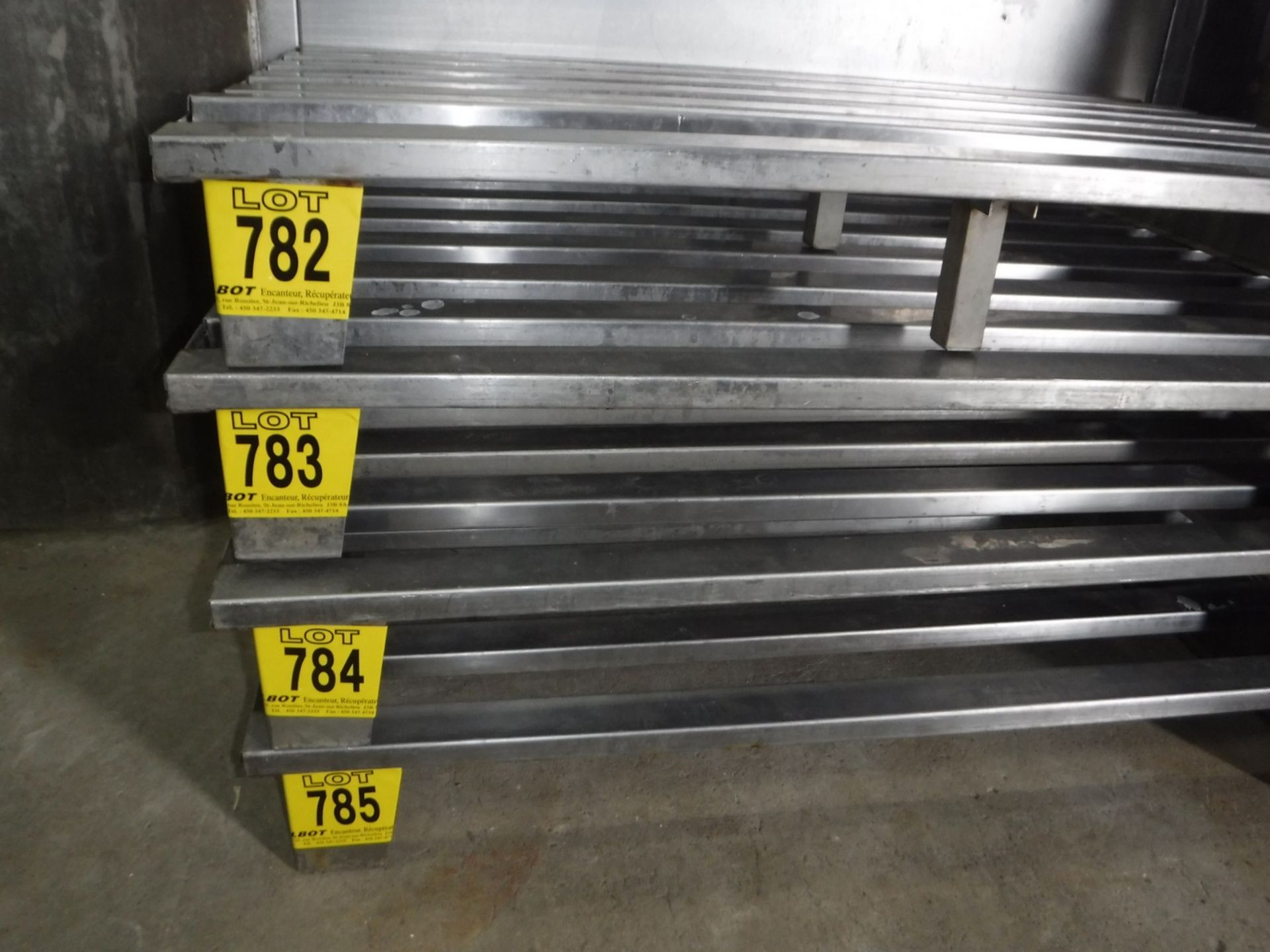 STAINLESS HANDLING PALLET 30 "X 45"