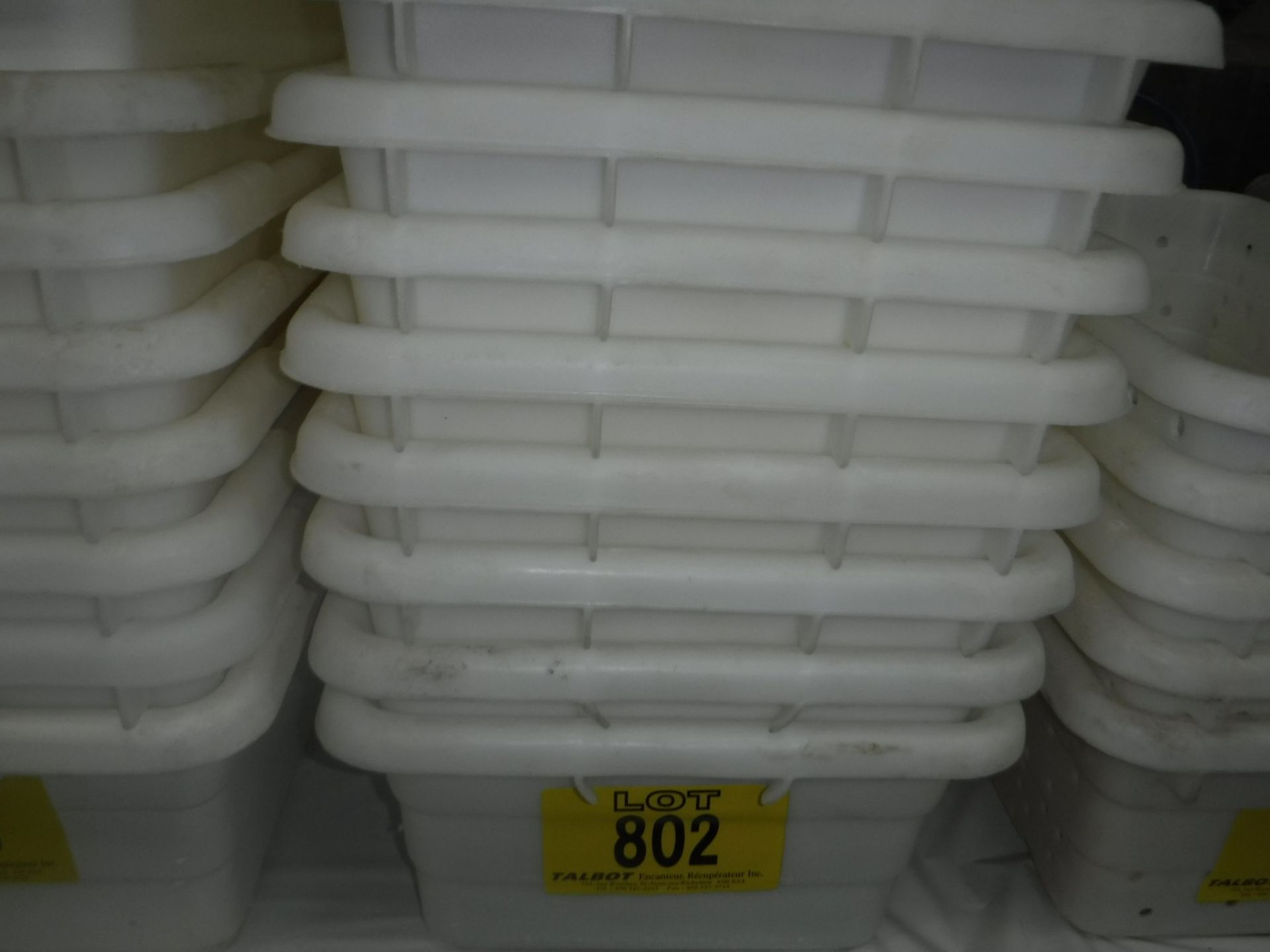 LOT OF 8 BINS 15 1/2 "X 24 1/2" X 8 "TOP