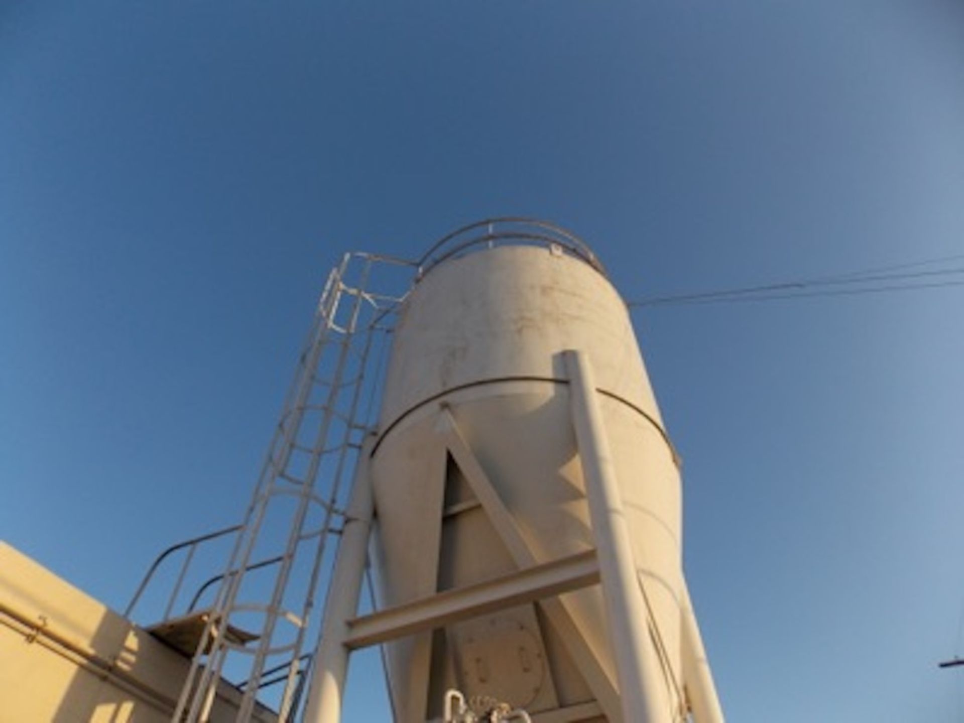 Flour Silo w/ Ladder, Overall Size: 11' Dia. x 22' Tall, Silo Only, No Legs w/ Airlock & Vacuum