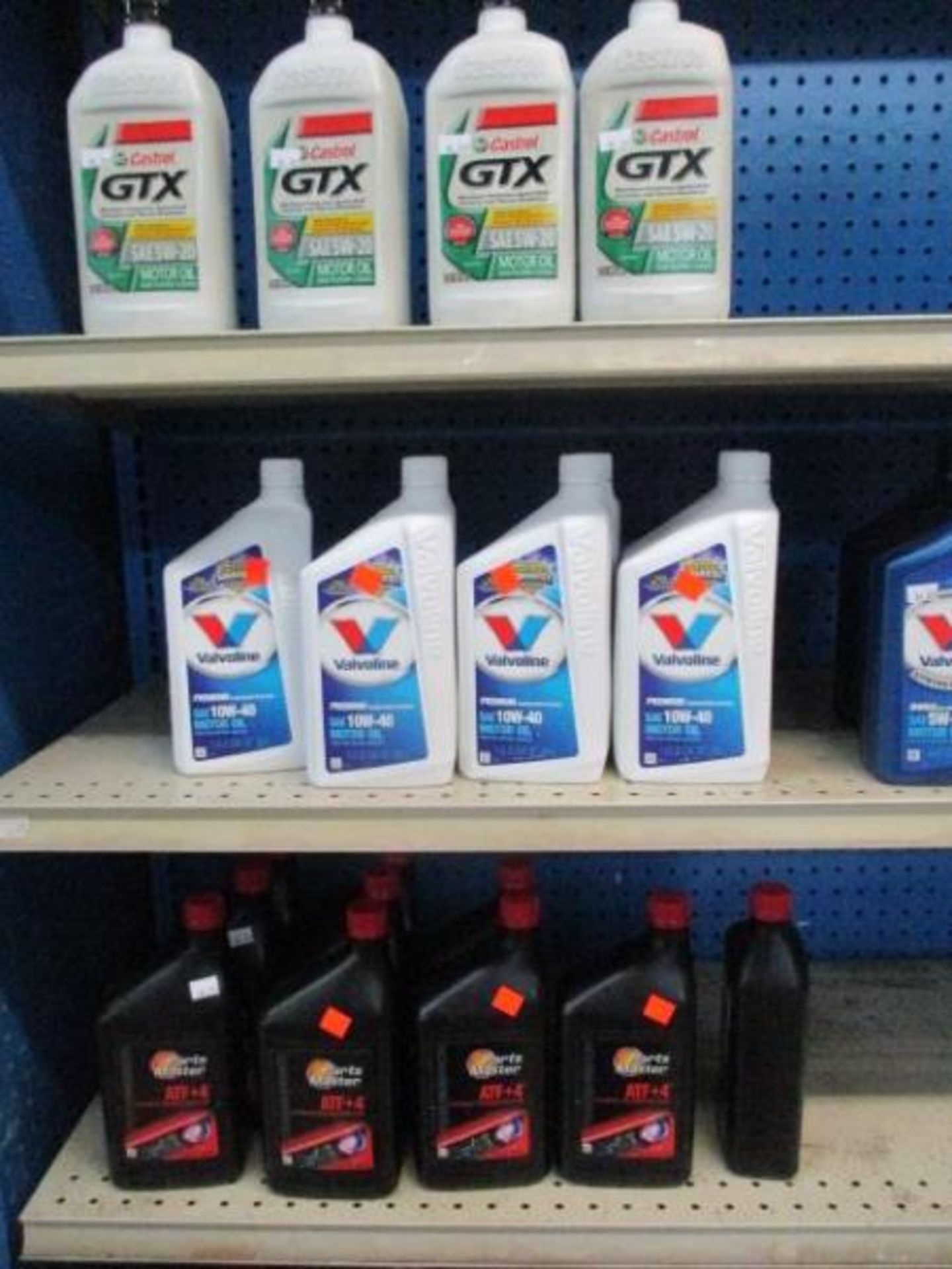 (4) Shelf of 5w-20, 15W-40, Castrol 10W-40 (25), Valvoline 10W-40 (7), Transmisiion (28 qts), Magnum - Image 4 of 5