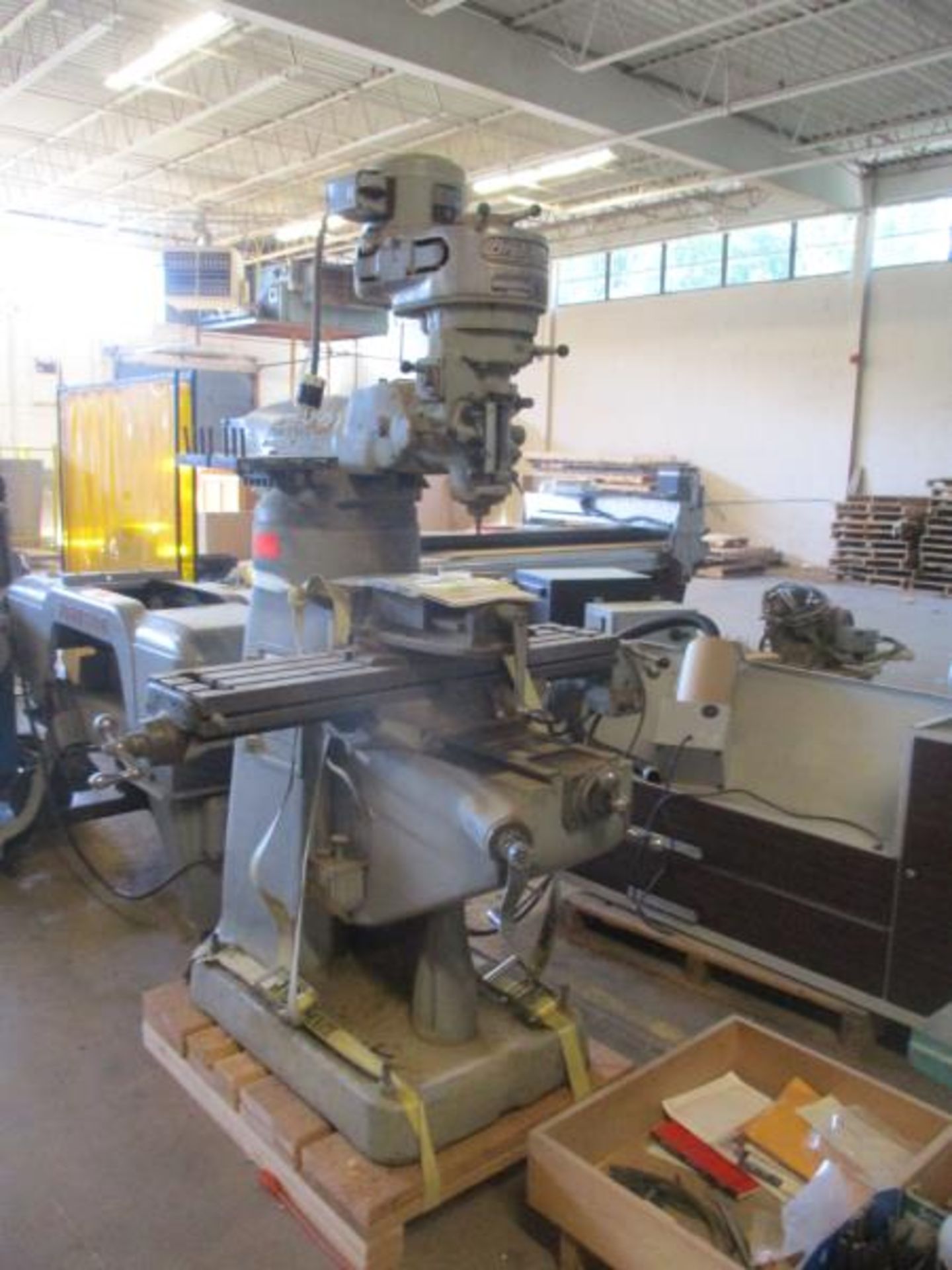 Bridgeport Milling Machine, SN: 153449, w/ Bridgeport Machinist Vice, 9"x42" table 1HP3 phase motor.