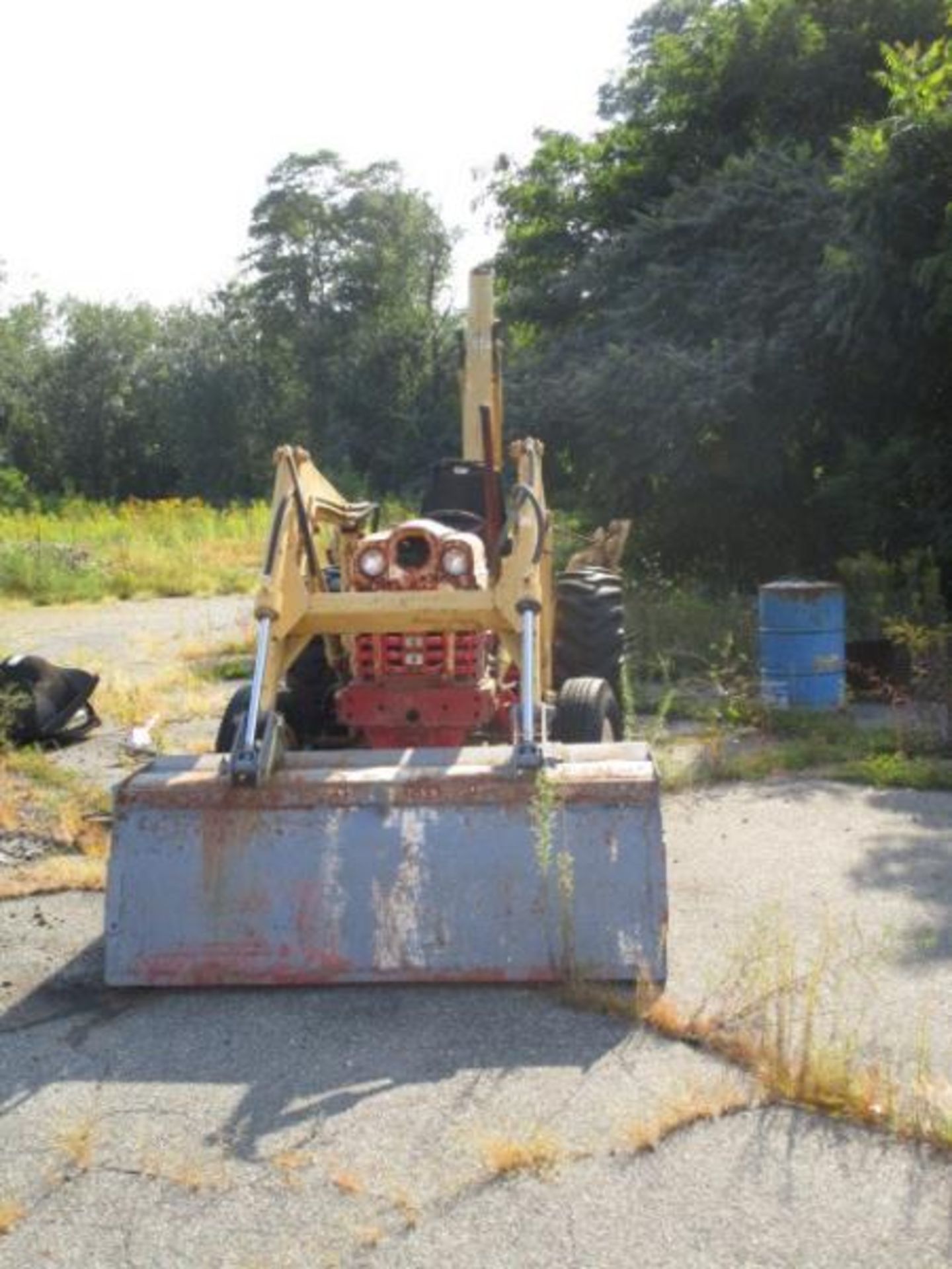 Ford 4040 Industrial Tractor / Backhoe, 6' Front Bucket, 24" Rear Bucket & Trenching Bucket - Image 2 of 8