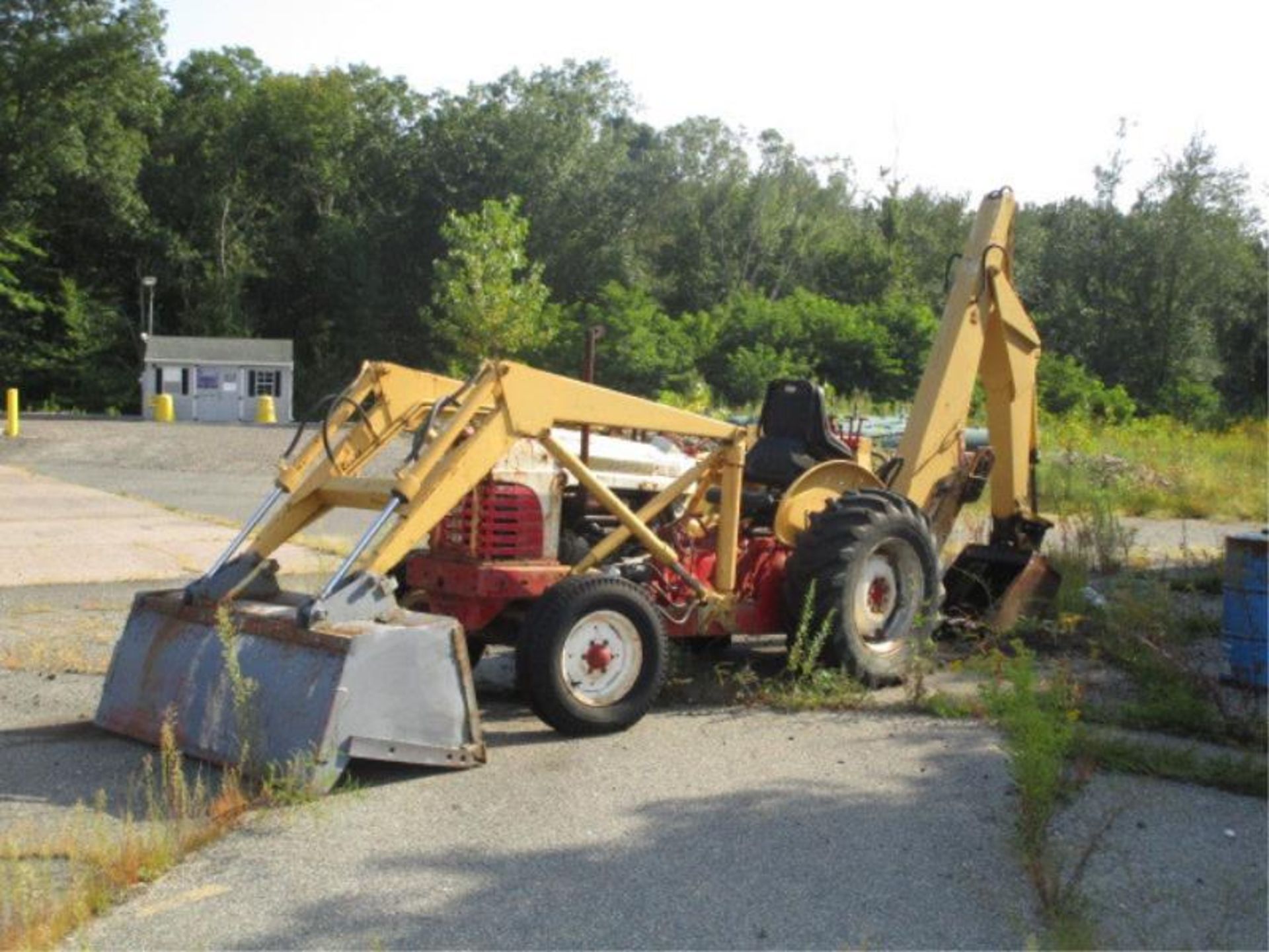 Ford 4040 Industrial Tractor / Backhoe, 6' Front Bucket, 24" Rear Bucket & Trenching Bucket - Image 3 of 8