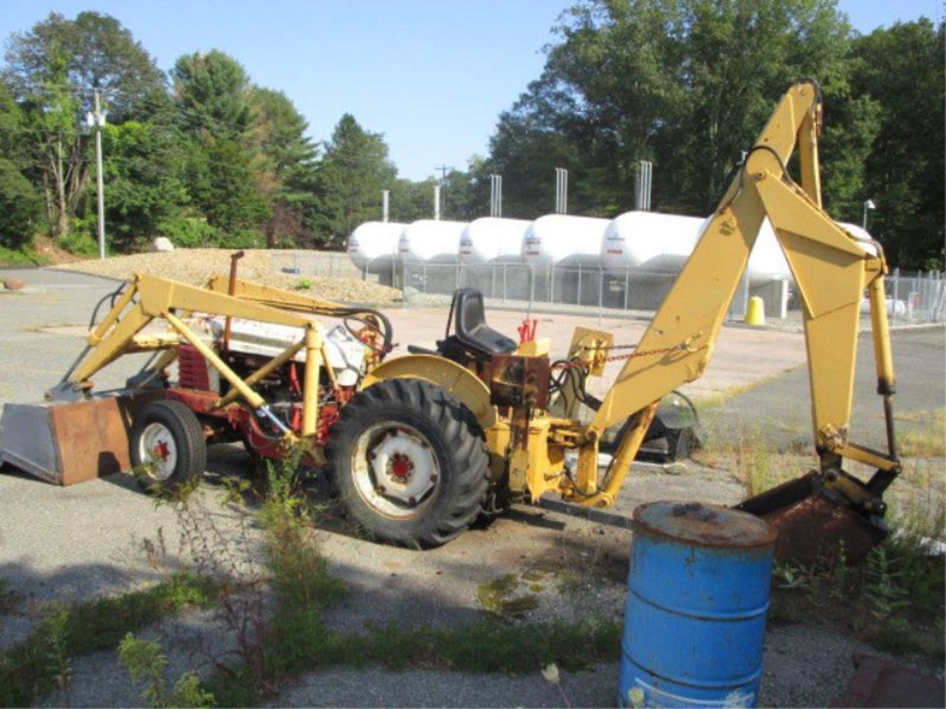 Ford 4040 Industrial Tractor / Backhoe, 6' Front Bucket, 24" Rear Bucket & Trenching Bucket - Image 4 of 8