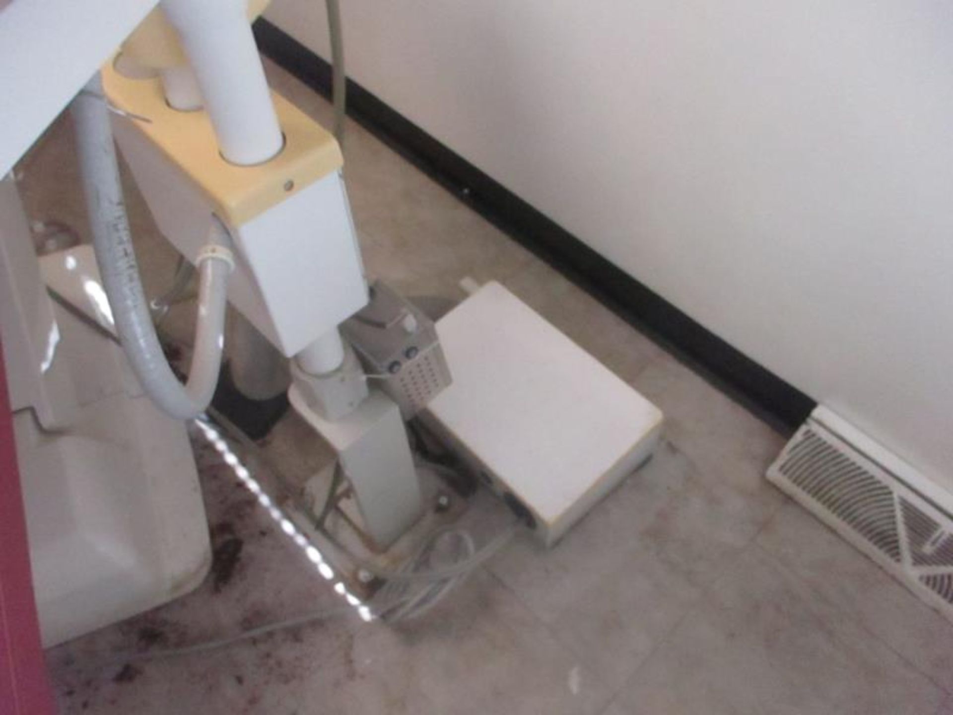 Belmont X-Caliber Dental Chair w/ Cupsidor, Light, Ampco Musio Delivery Unit, Cracked Plastic Back - Image 3 of 7