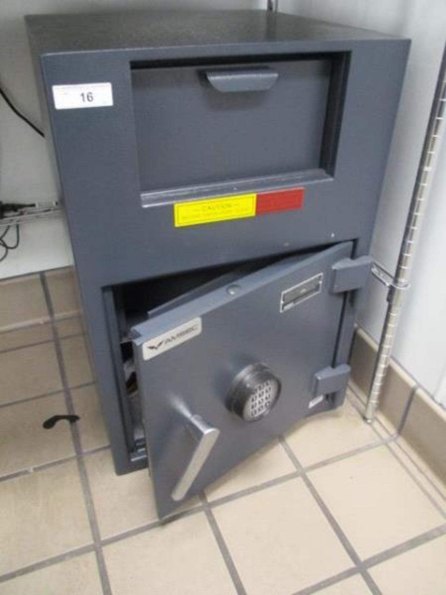 Floor safe by Amsec with night drop & keypad - Image 3 of 7