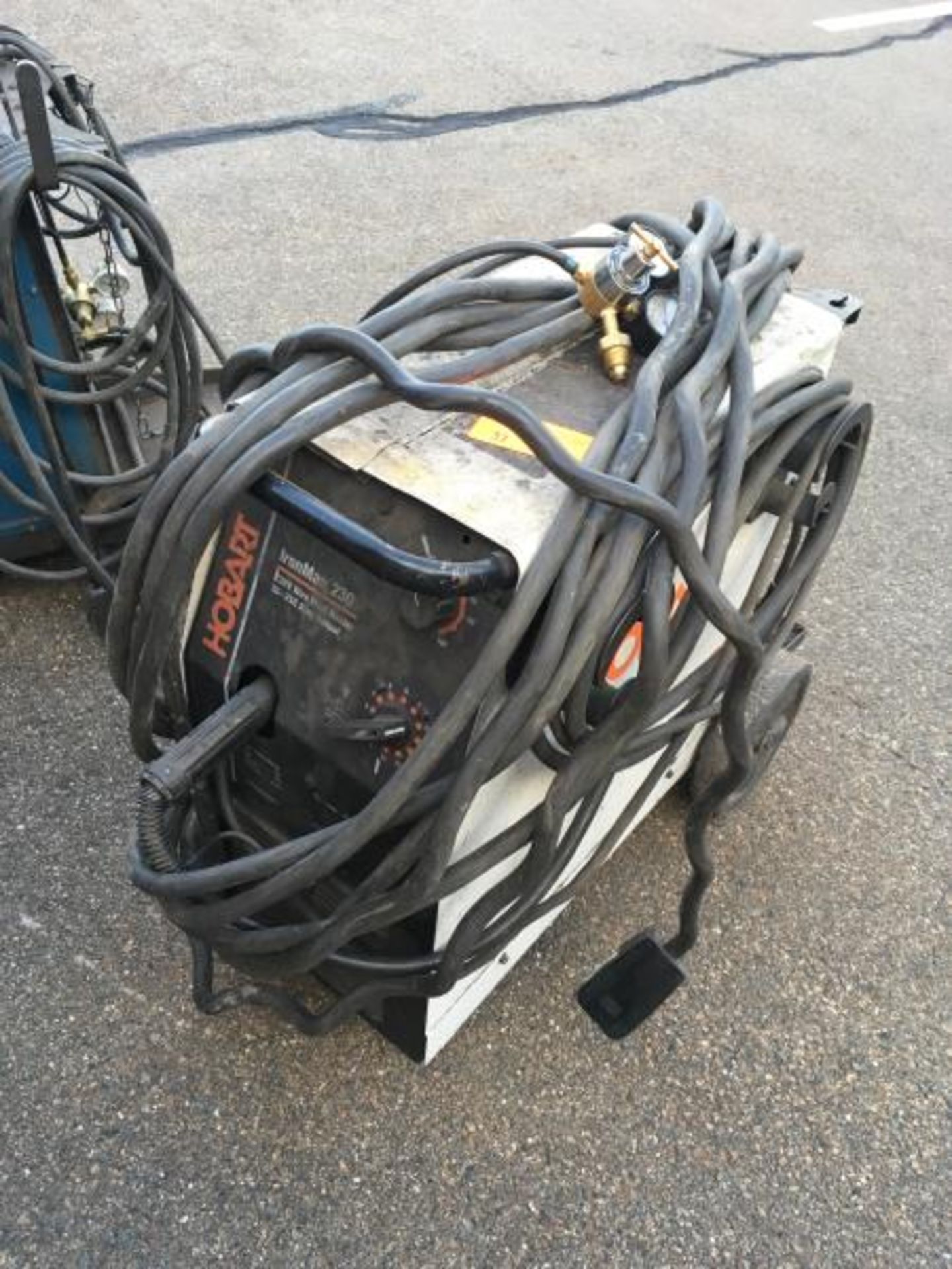 Hobart Ironman 230 Wire Feed Welder 30 250 Amp Outlet (one Missing Wheel) - Bild 2 aus 6