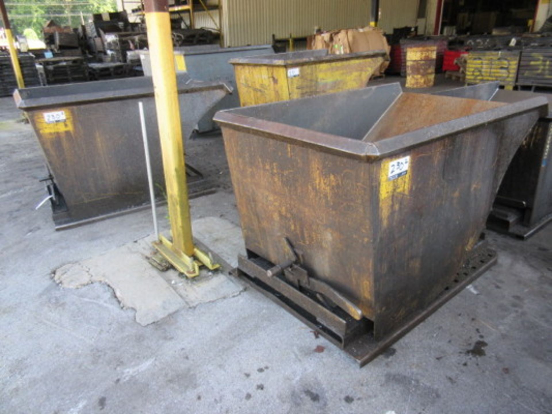 Apex Industries Medium Self Dumping Hoppers - Lot Location: Front Yard - Site Location: Sparta, TN