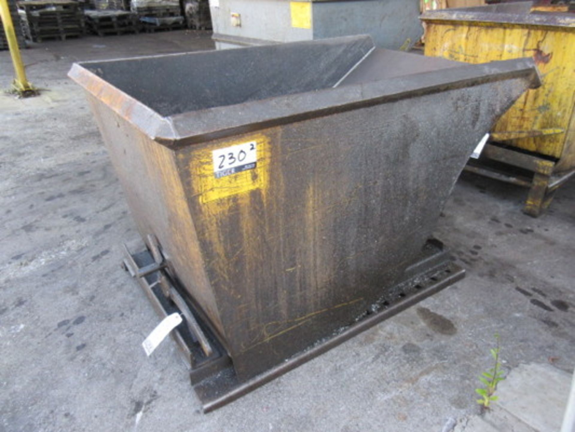 Apex Industries Medium Self Dumping Hoppers - Lot Location: Front Yard - Site Location: Sparta, TN - Image 3 of 3