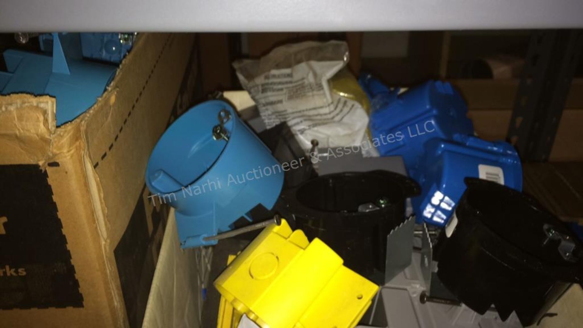 B: contents of shelves - electrical supplies - Image 16 of 26