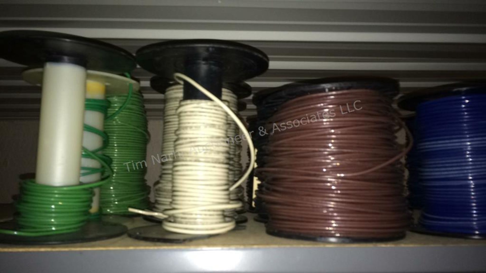 B: contents of two shelves - spools of wire - Image 2 of 9