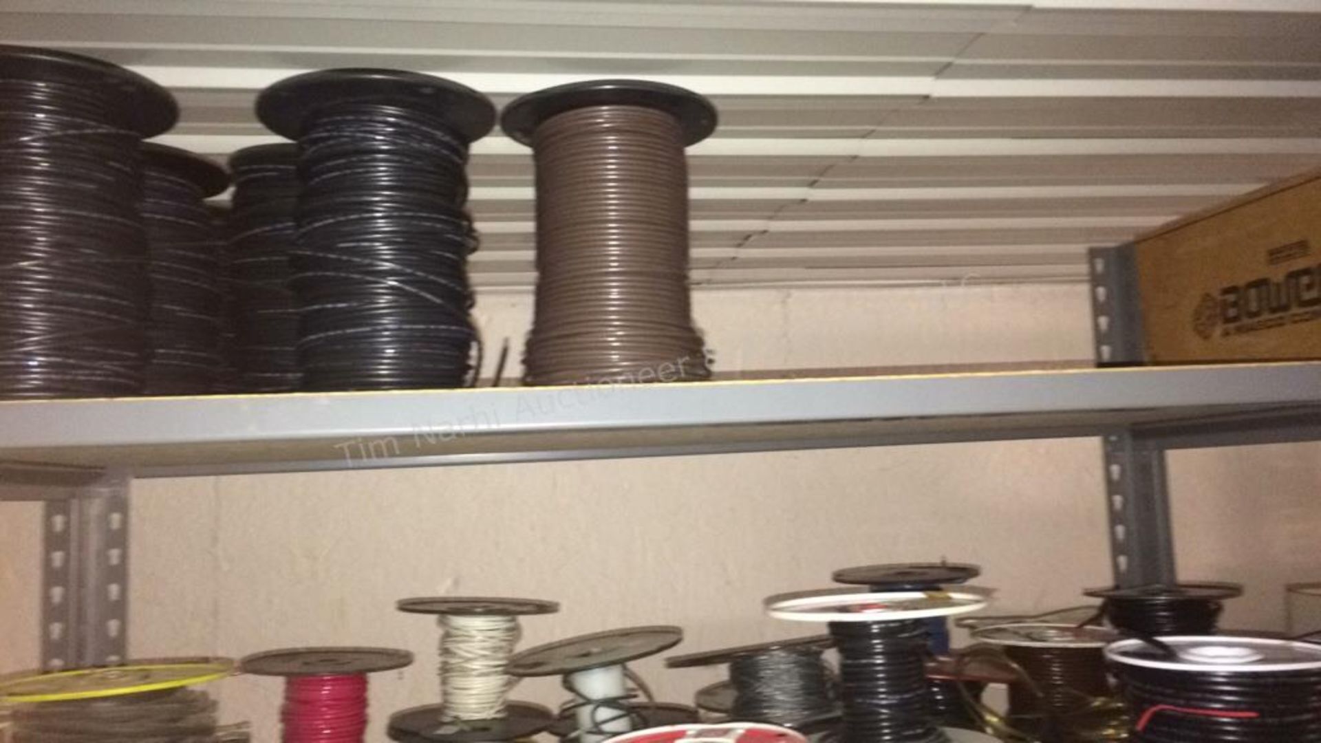 B: contents of 2 shelves - spools of wire - Image 6 of 40