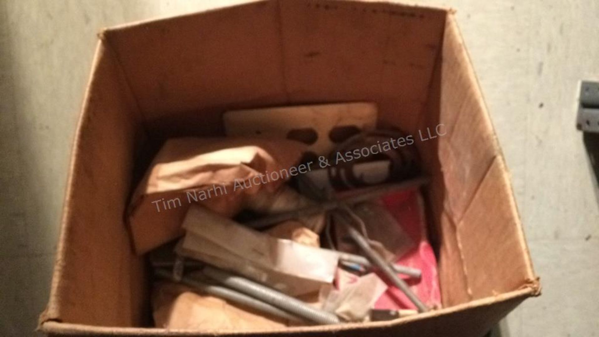 B: contents of shelf - electrical components - Image 2 of 13