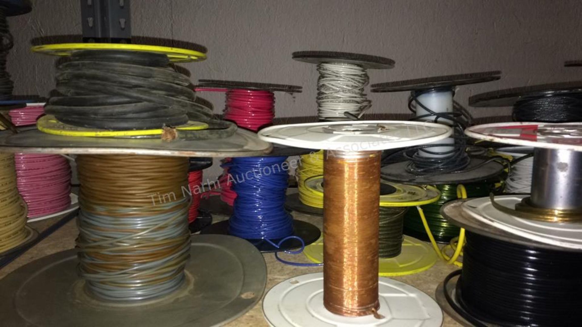 B: contents of 2 shelves - spools of wire - Image 19 of 40