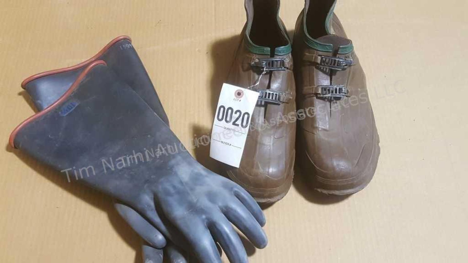 Northerner golashes (sz12) lineman gloves (sz10.5)