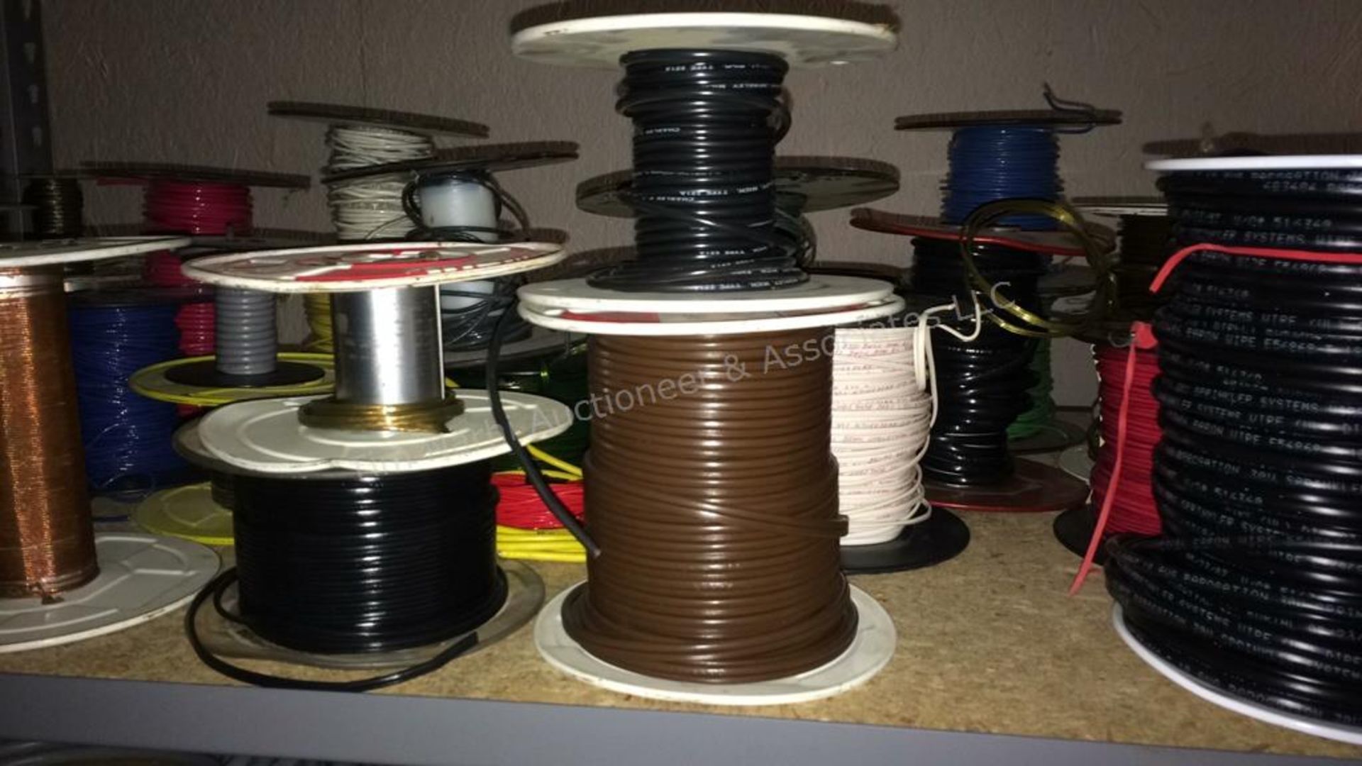 B: contents of 2 shelves - spools of wire - Image 23 of 40