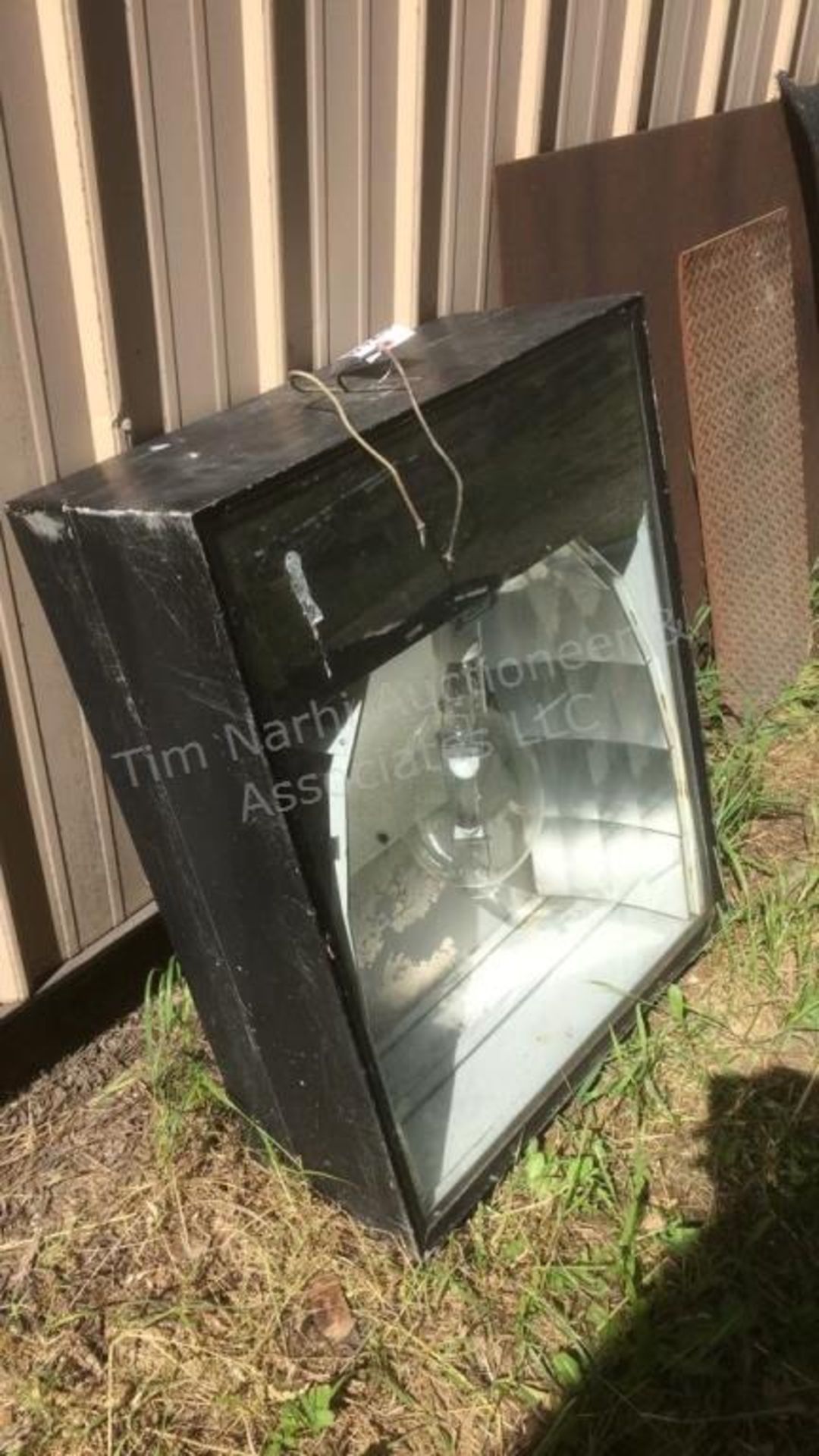 Large outdoor emco light fixture - Image 3 of 3