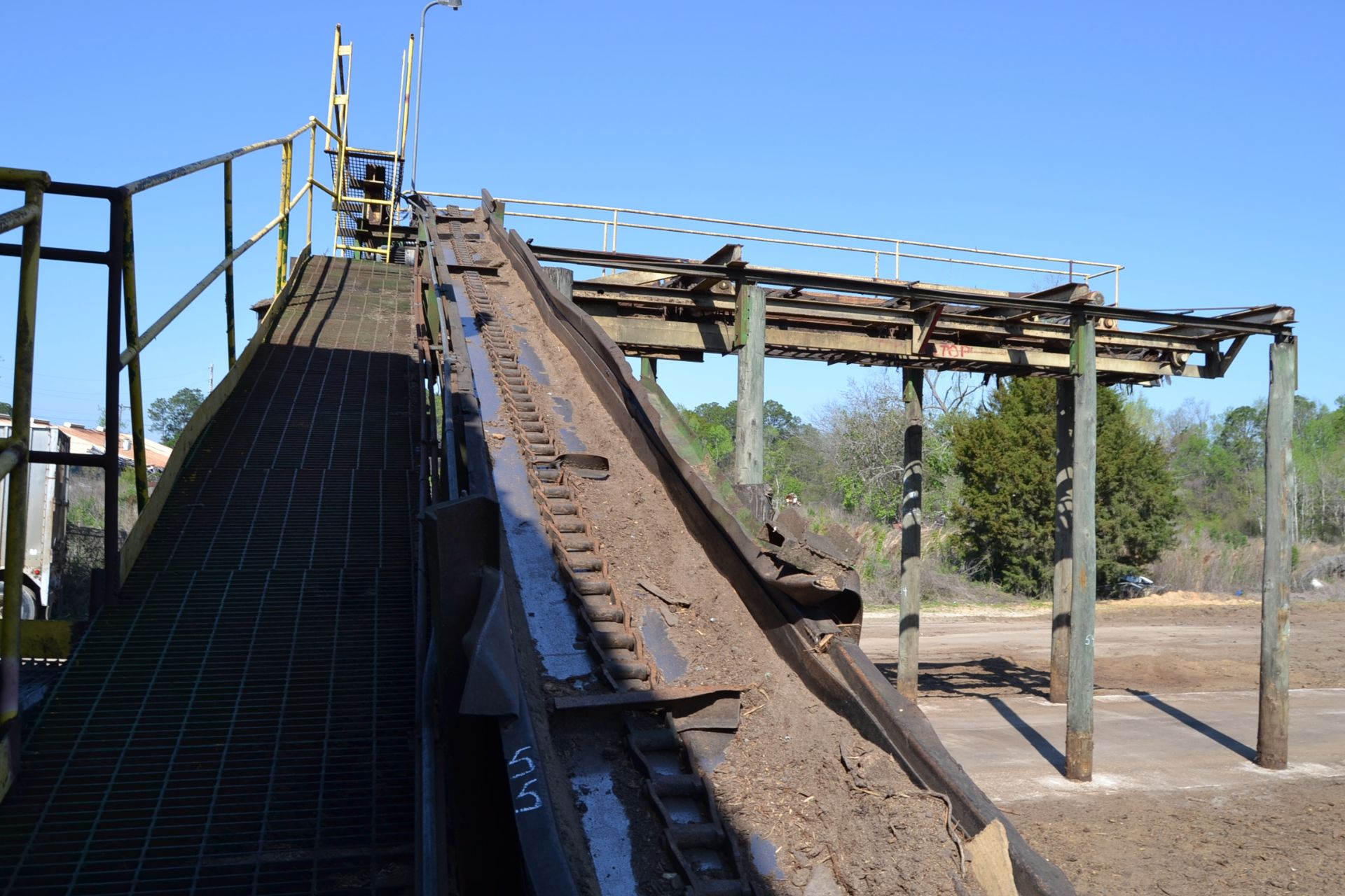 45' INCLINE ALL STEEL WASTE CONVEYOR W/STEEL DRAGS; W/DRIVE INFEED TO LOADING SYSYTEM
