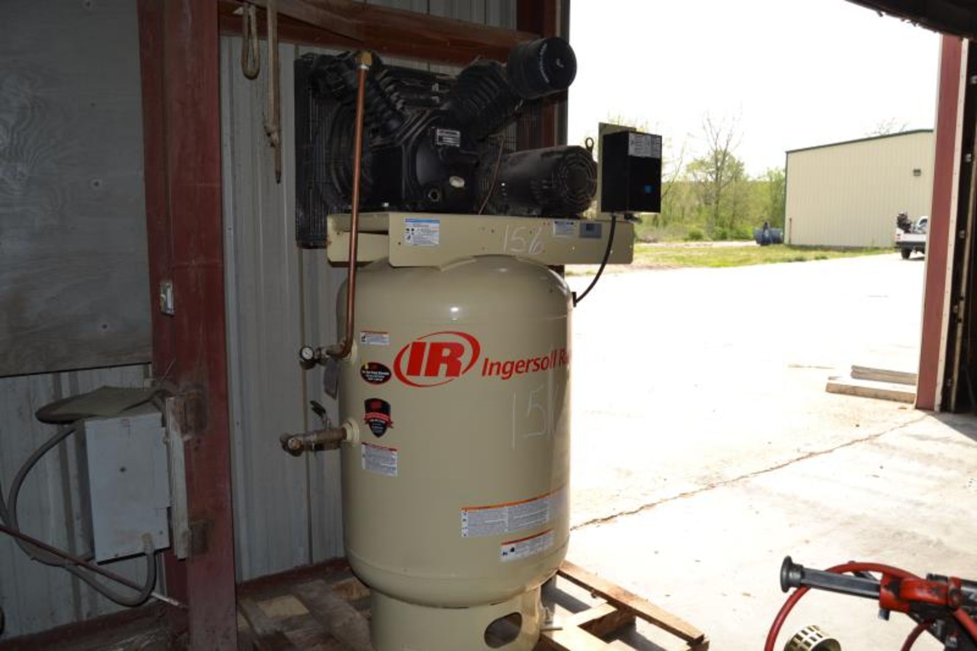 INGERSOLL RAND 10 HP 3 PHASE UPRIGHT AIR COMPRESSOR