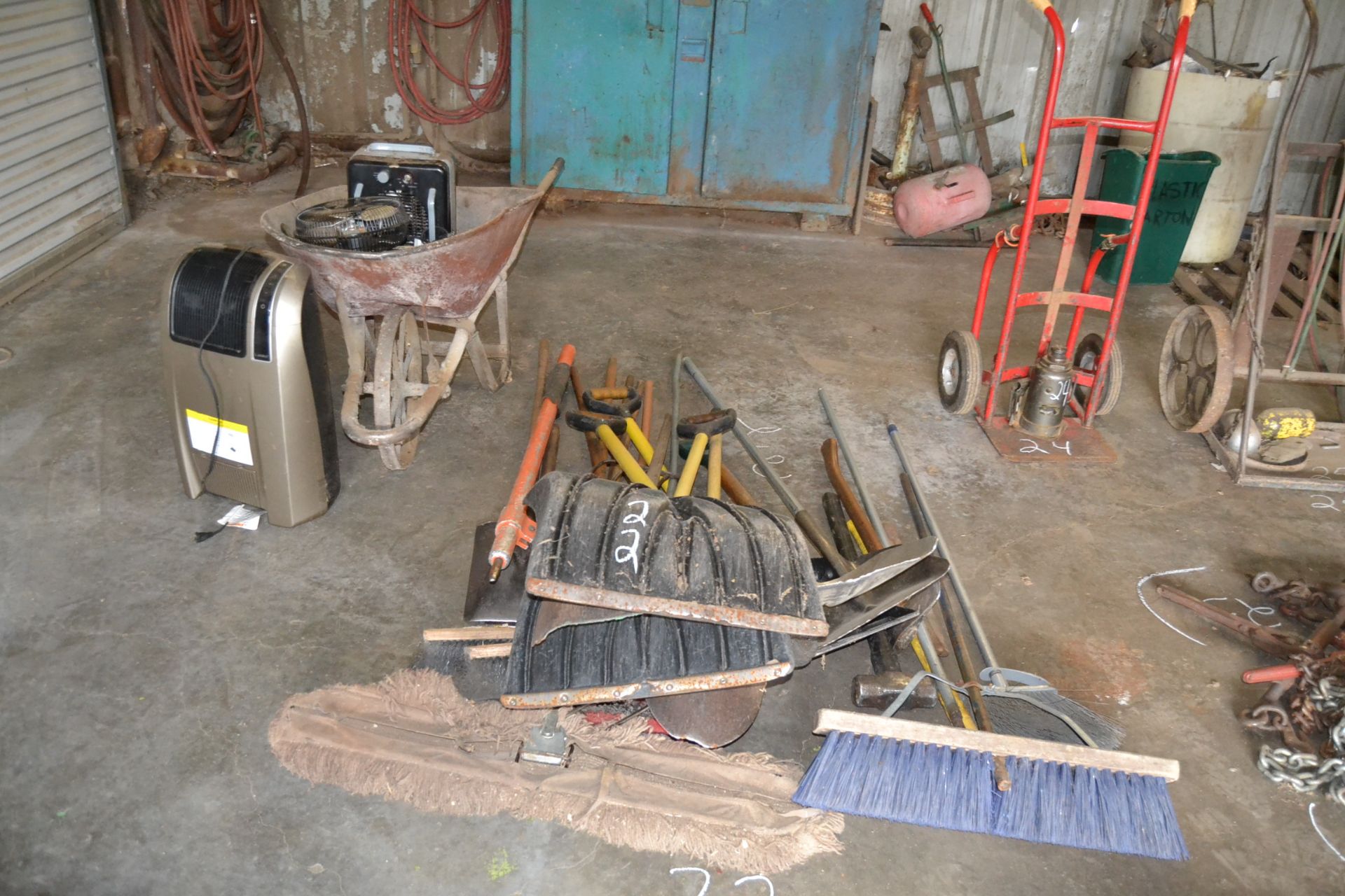 LOT OF CLEAN UP TOOLS