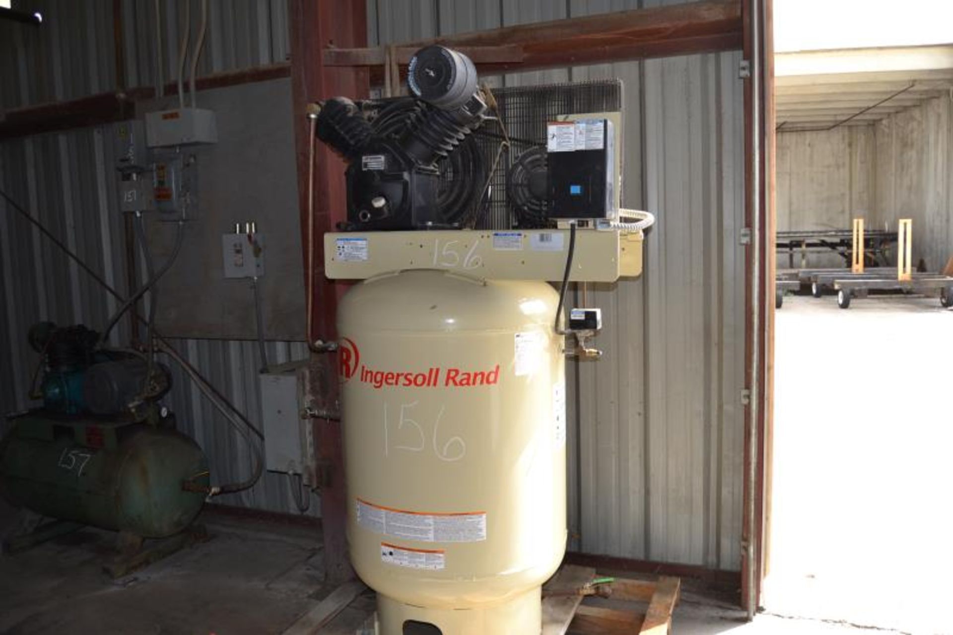 INGERSOLL RAND 10 HP 3 PHASE UPRIGHT AIR COMPRESSOR - Image 2 of 2