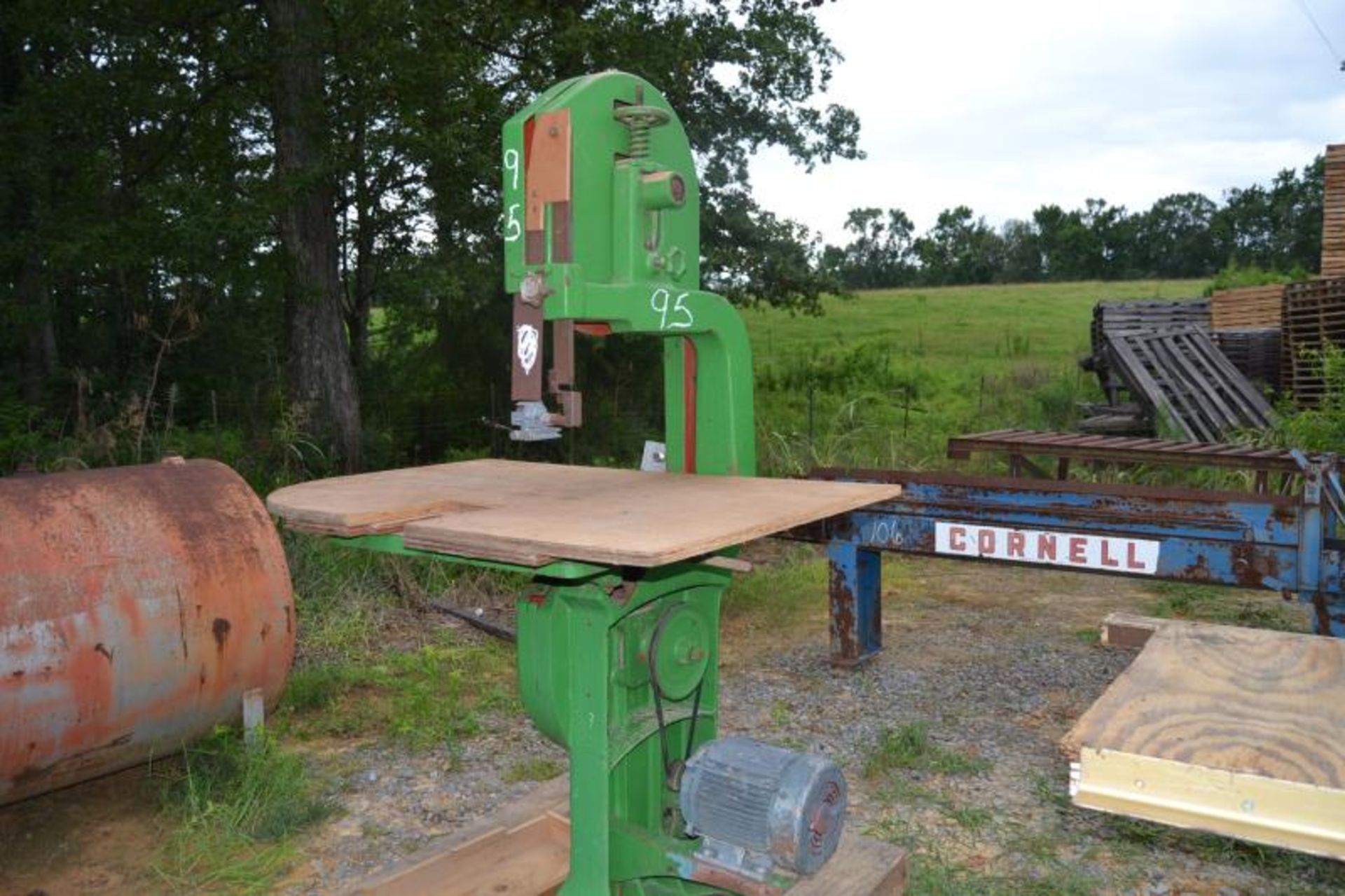 DAVIS & WELLS VERTICAL BAND SAW W/MOTOR ; CONTROL - Image 2 of 2