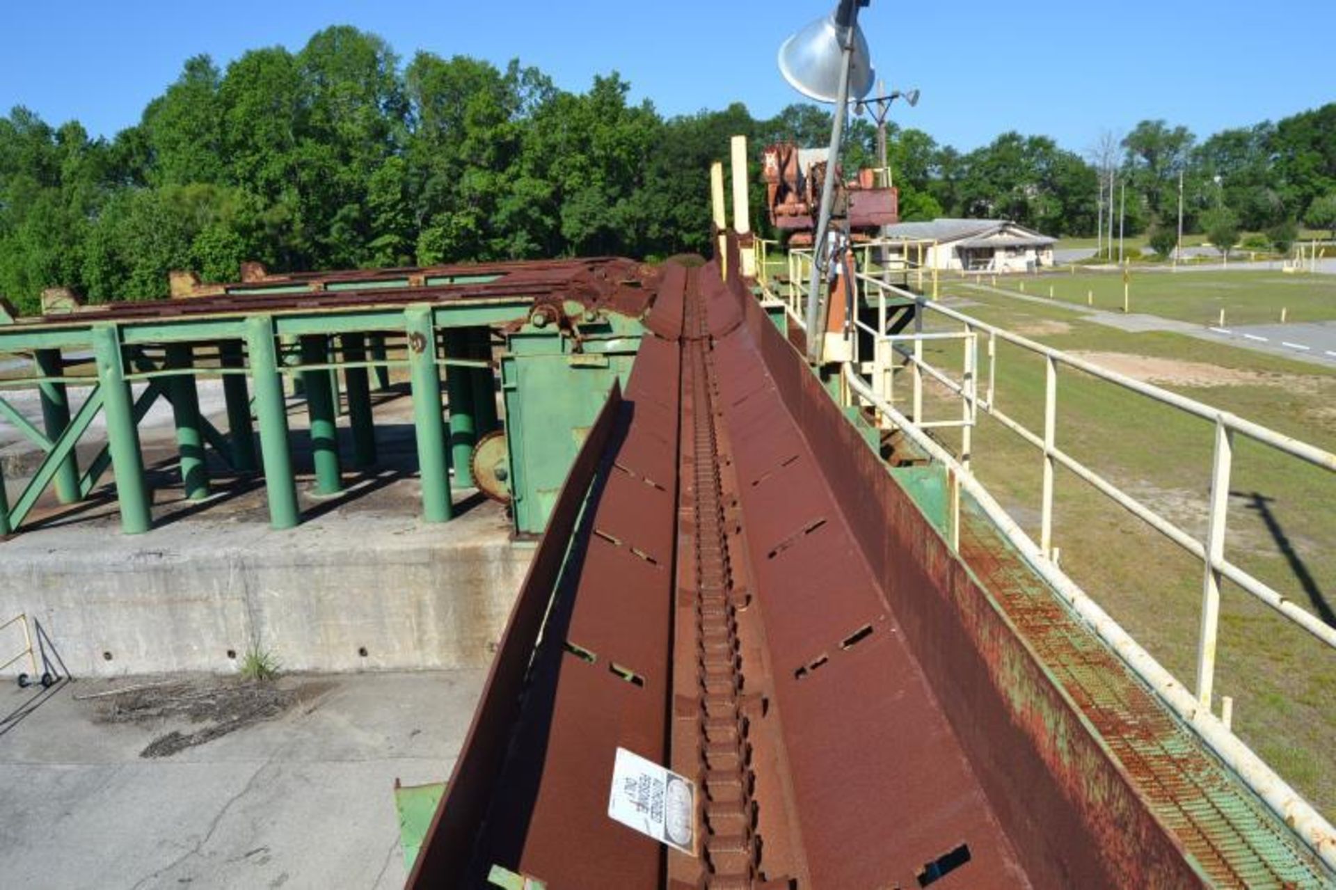 50' HEAVY DUTY ENDWISE LOG TROUGH INFEED TO CHOP SAW; W/DRIVE; STEEL SUPPORT TO THE GROUND; W/ - Image 2 of 5