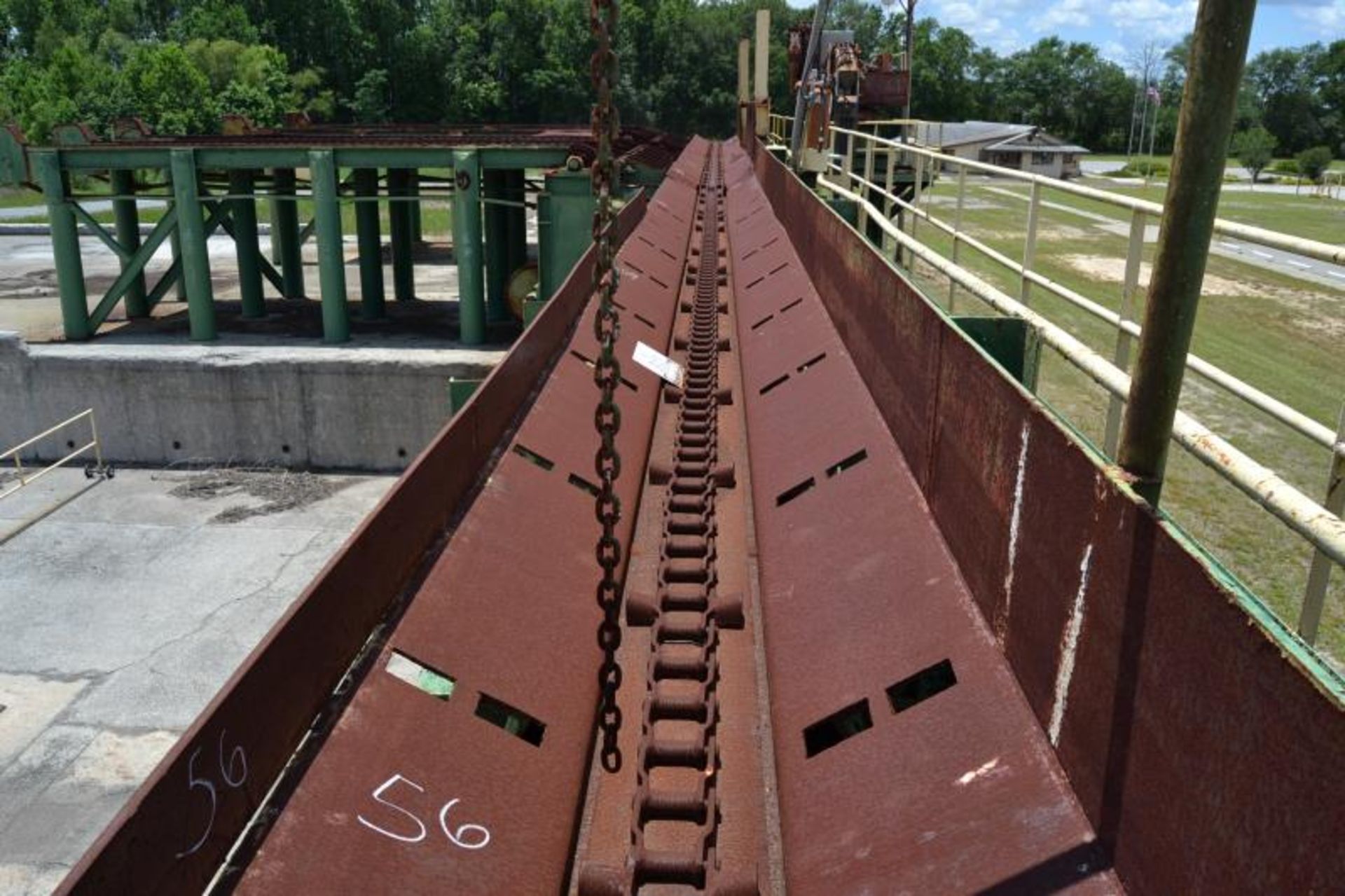 50' HEAVY DUTY ENDWISE LOG TROUGH INFEED TO CHOP SAW; W/DRIVE; STEEL SUPPORT TO THE GROUND; W/ - Image 5 of 5