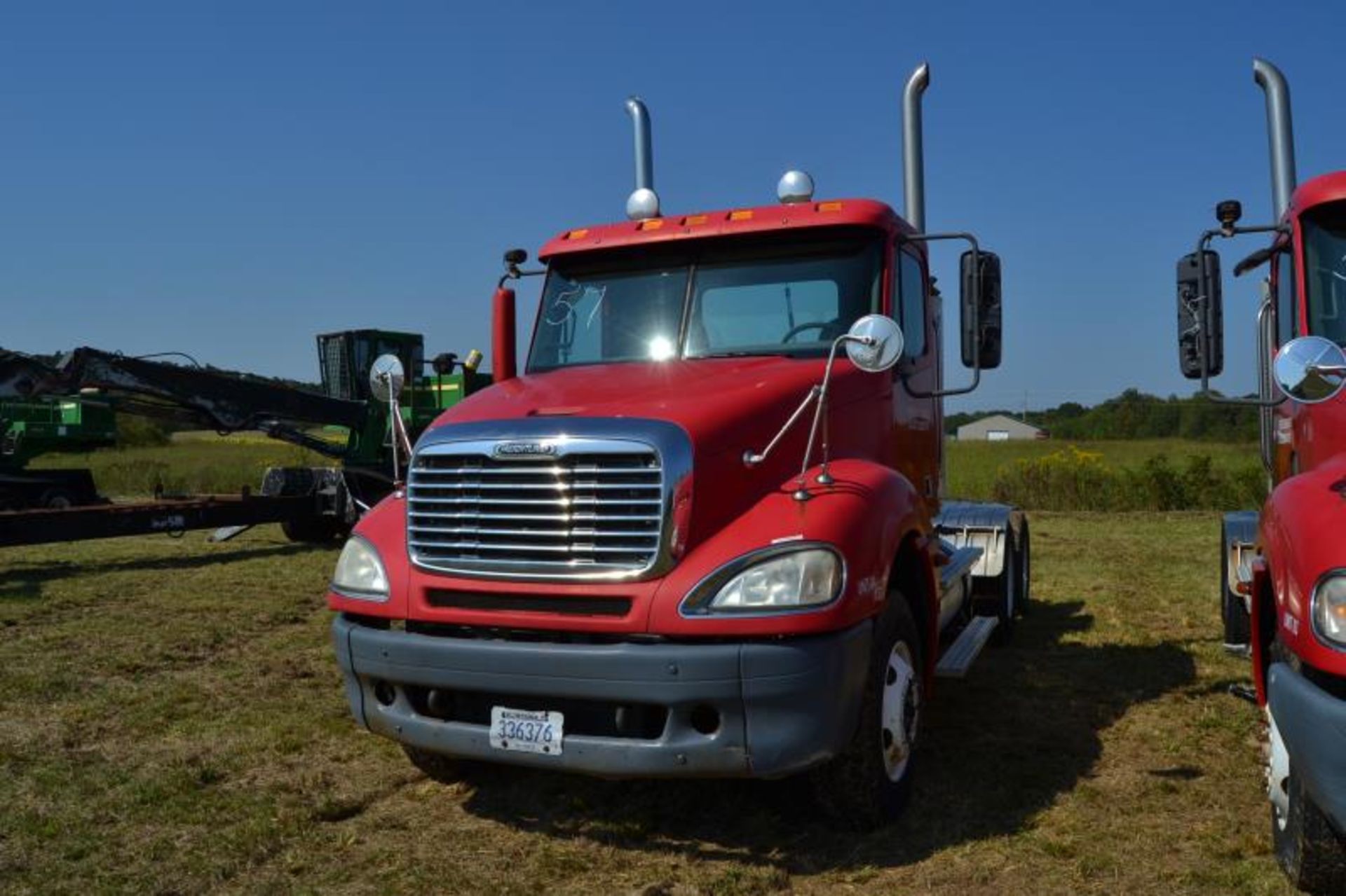 2005 FREIGHTLINER DAY CAB ROAD TRACTOR - Image 3 of 4