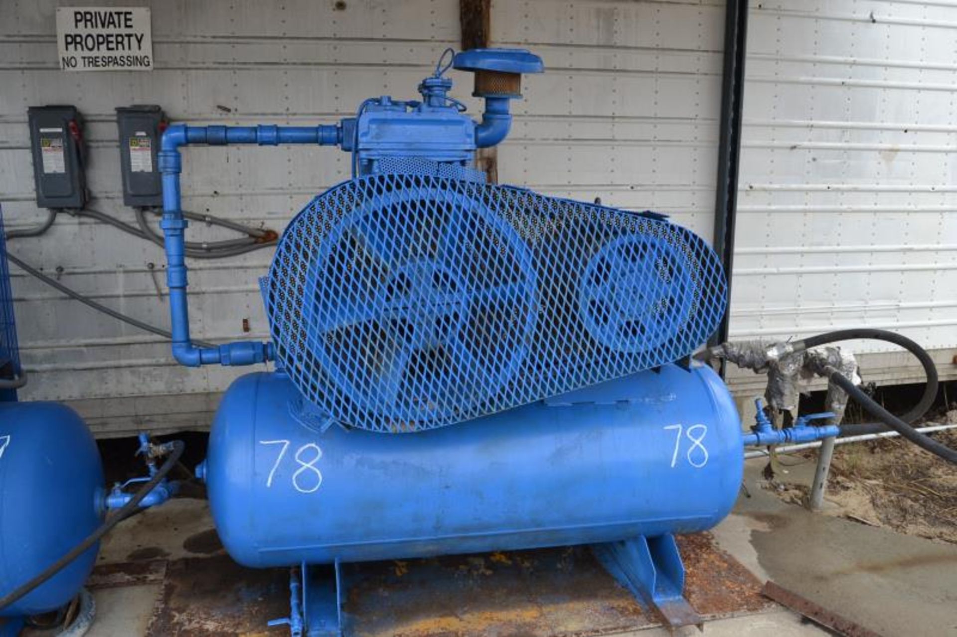 QUINCY 15 HP TANK MOUNTED AIR COMPRESSOR