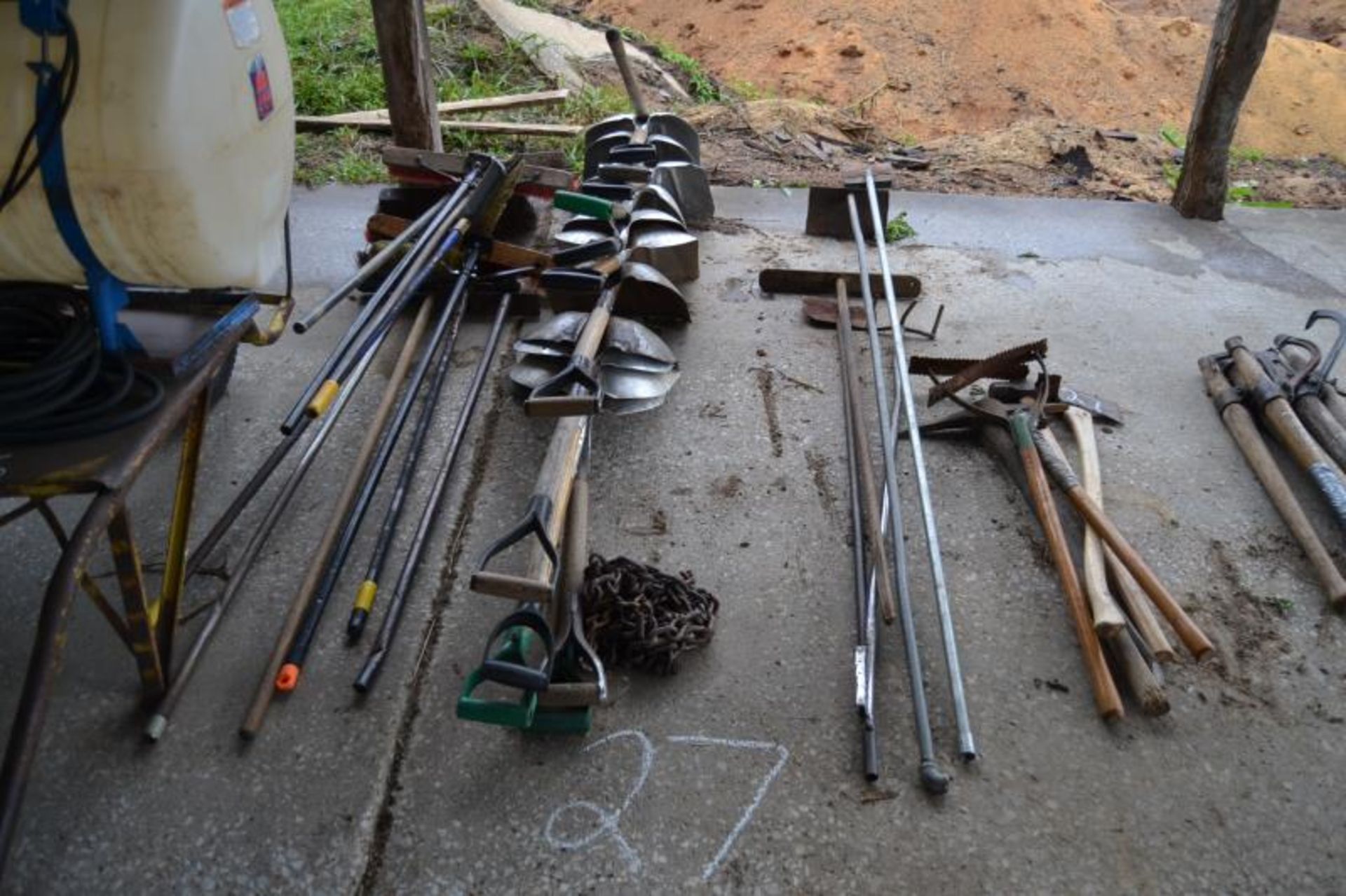 LOT OF CLEAN UP TOOLS