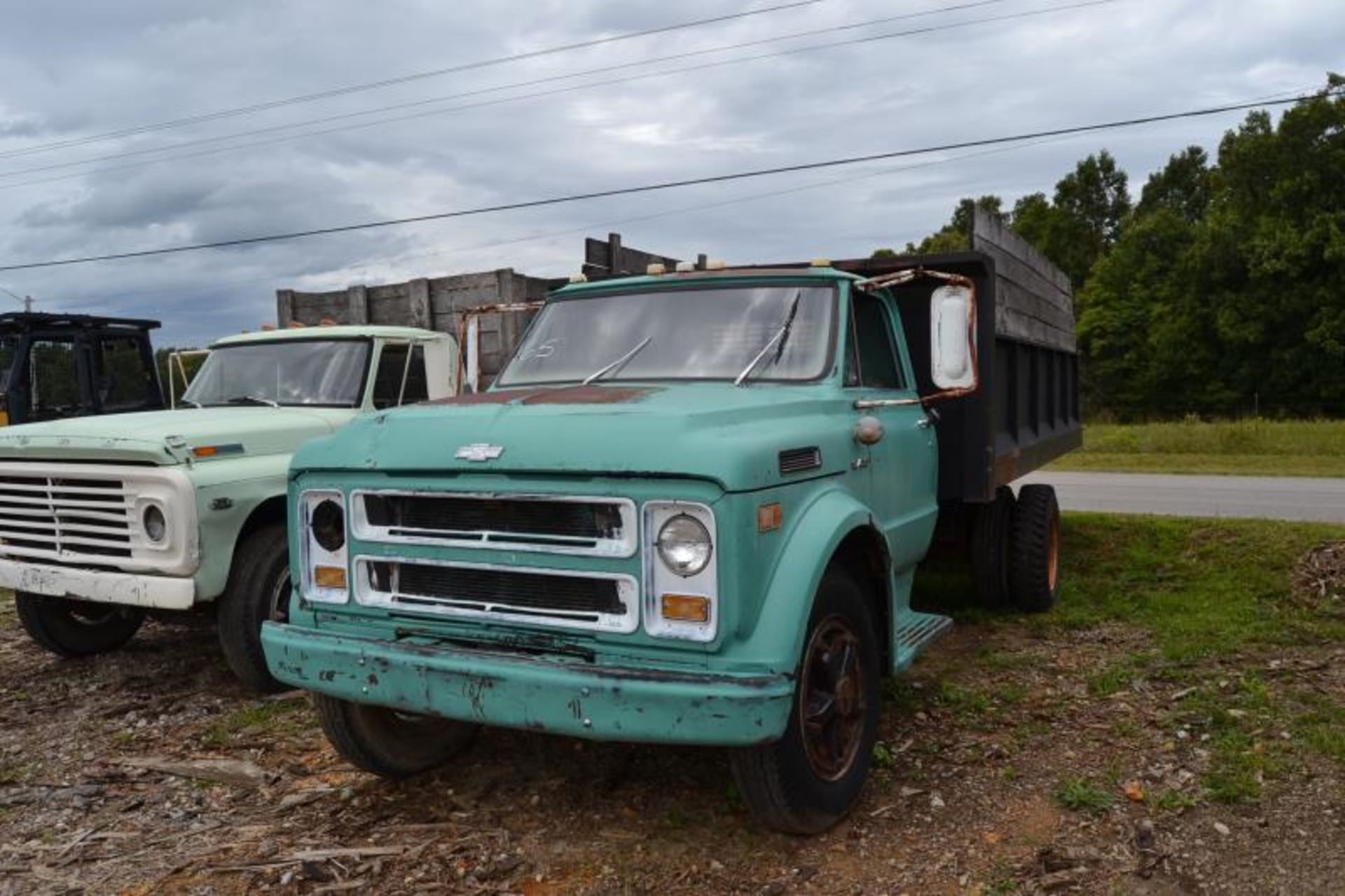 1969 CHEVROLET C60 SINGLE AXLE DUMP TRUCK W/GAS ENGINE; W/4 SPEED TRANSMISSION; VIN CE639D17430