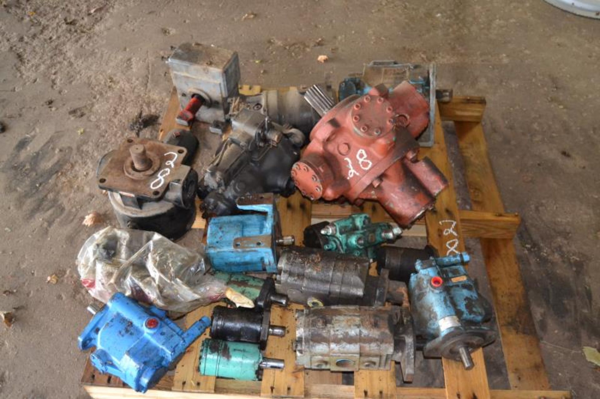 LOT OF HYDRAULIC PUMPS