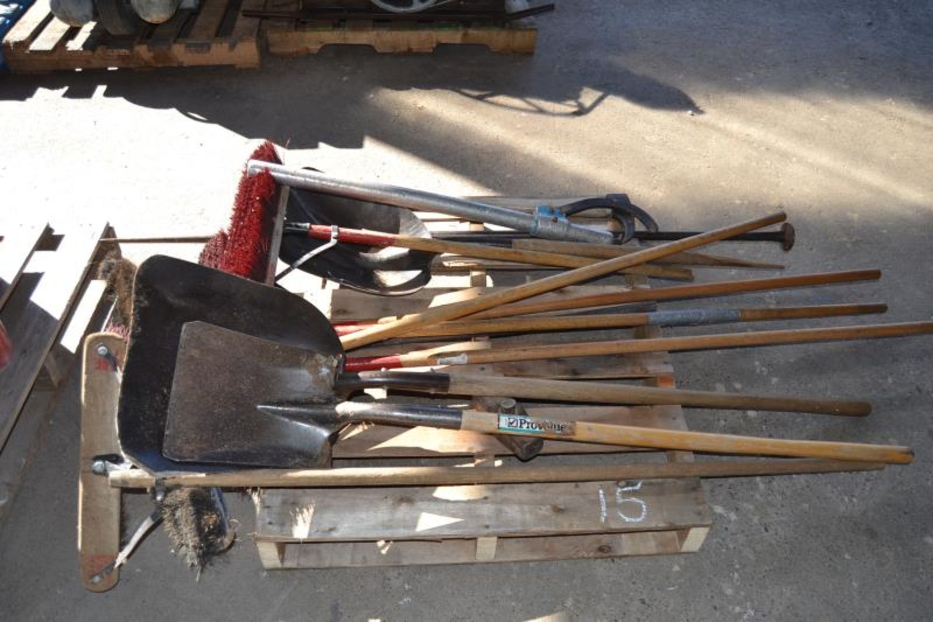 LOT OF CLEAN UP TOOLS