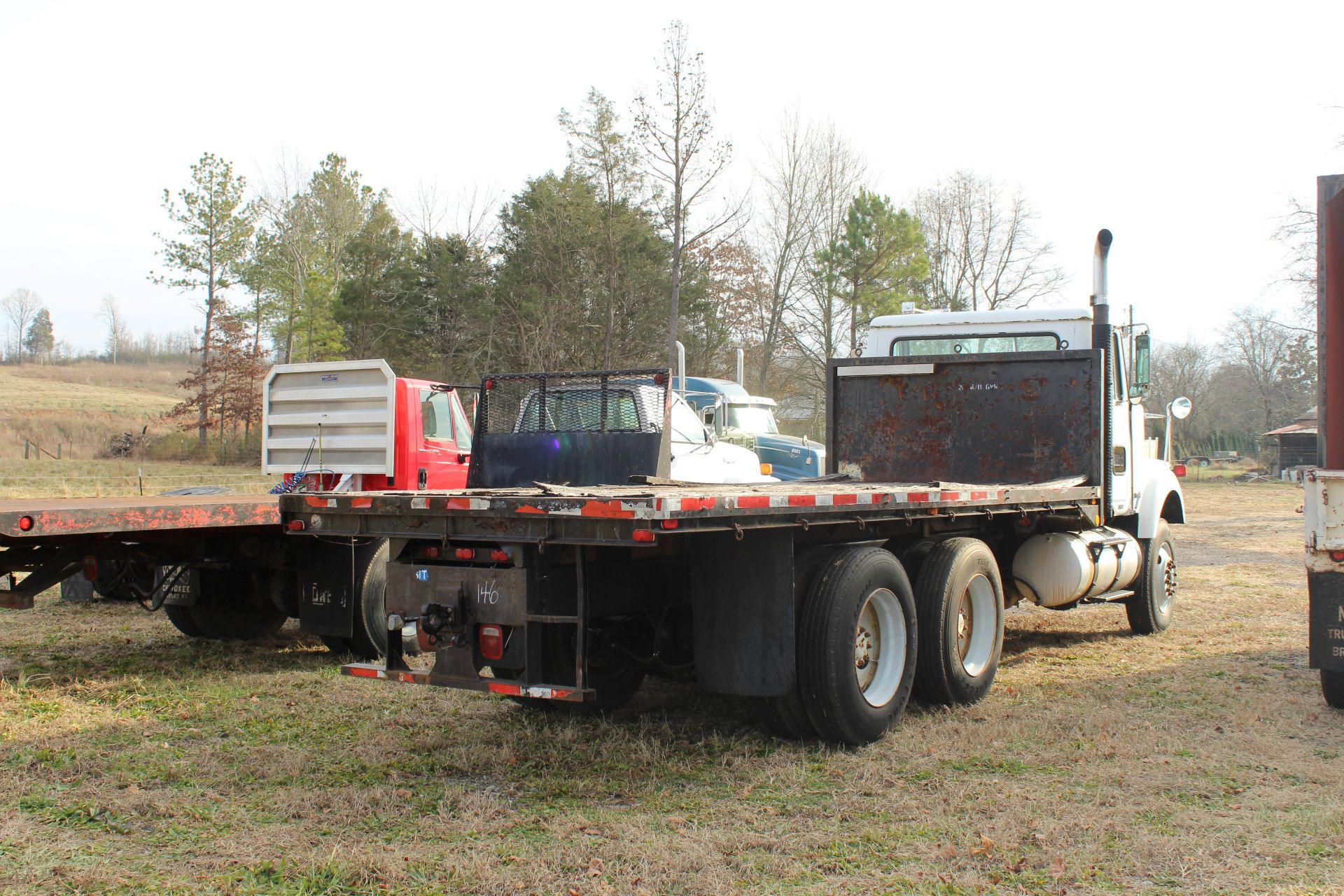 1985 AUTOCAR TANDEM AXLE FLATBED TRUCK - Image 3 of 4