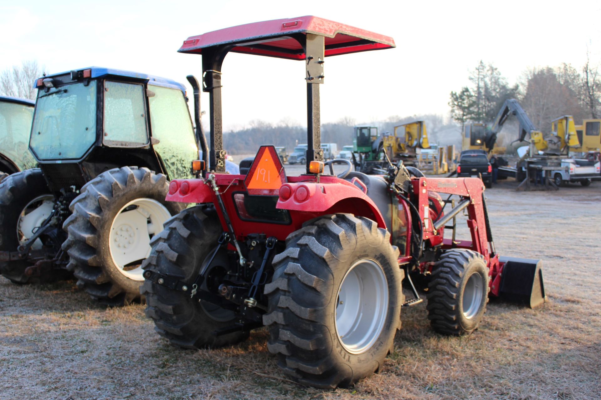 MAHINDRA 2555 4X4 TRACTOR - Image 3 of 4