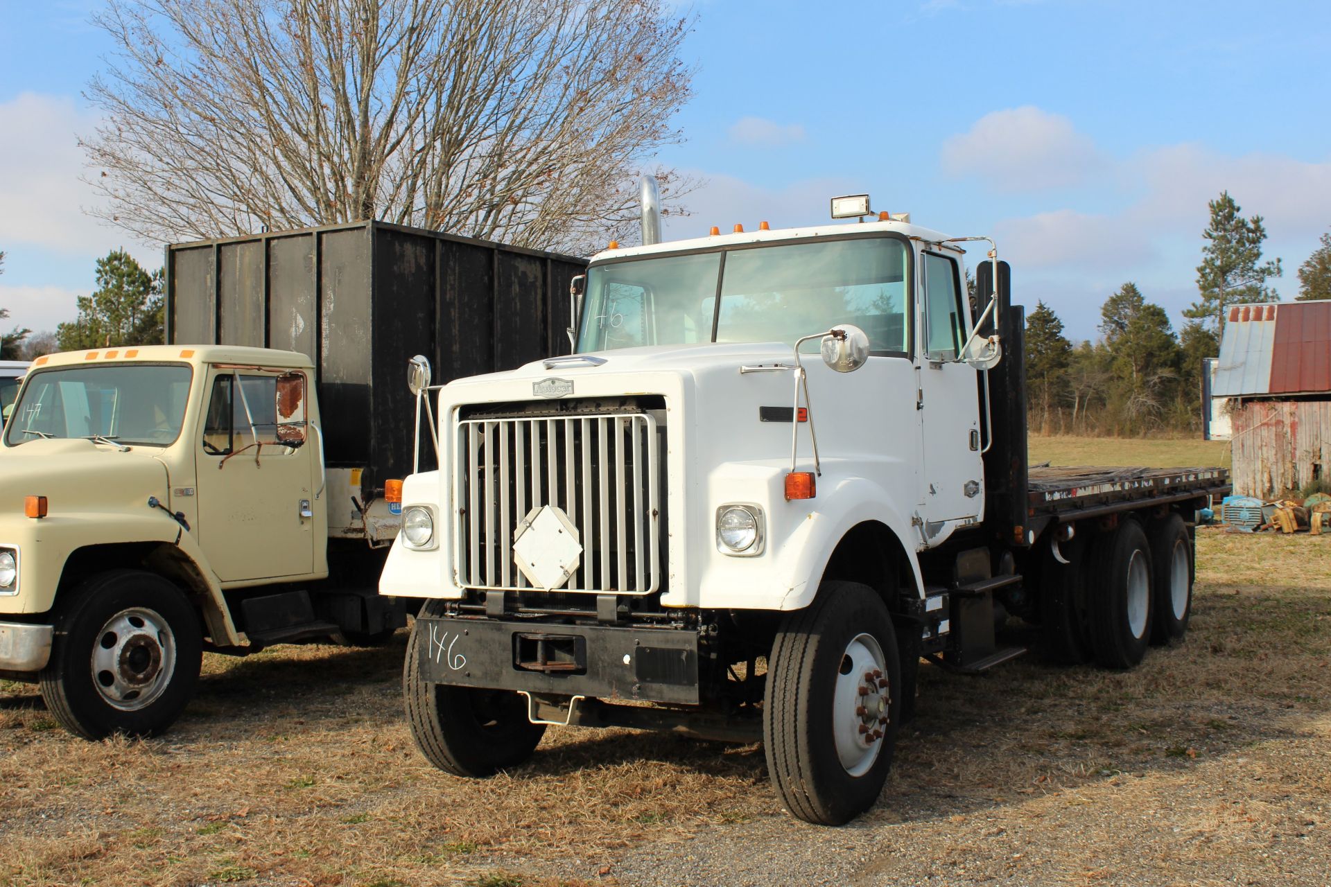 1985 AUTOCAR TANDEM AXLE FLATBED TRUCK