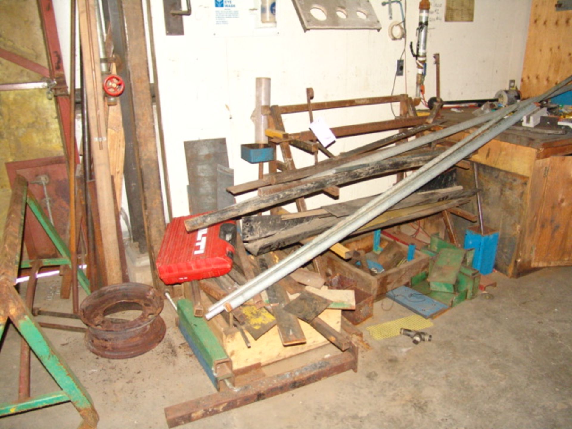 SMALL STEEL RACK W/ CONTENTS OF PIPE, TUBE, BAR, ETC