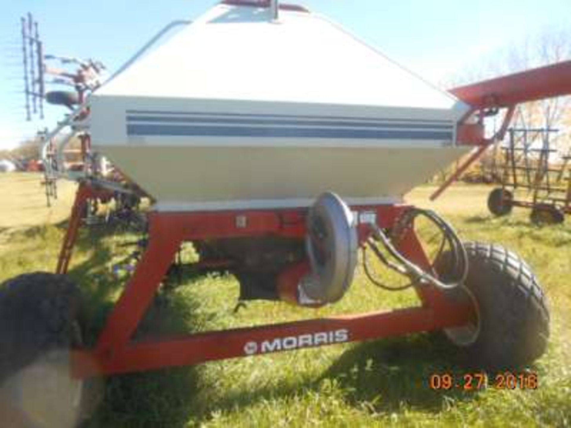 Morris #8900 35ft, 12” cultivator, harrows, air pkg, w/6130 Morris tank (real nice) - Image 4 of 6