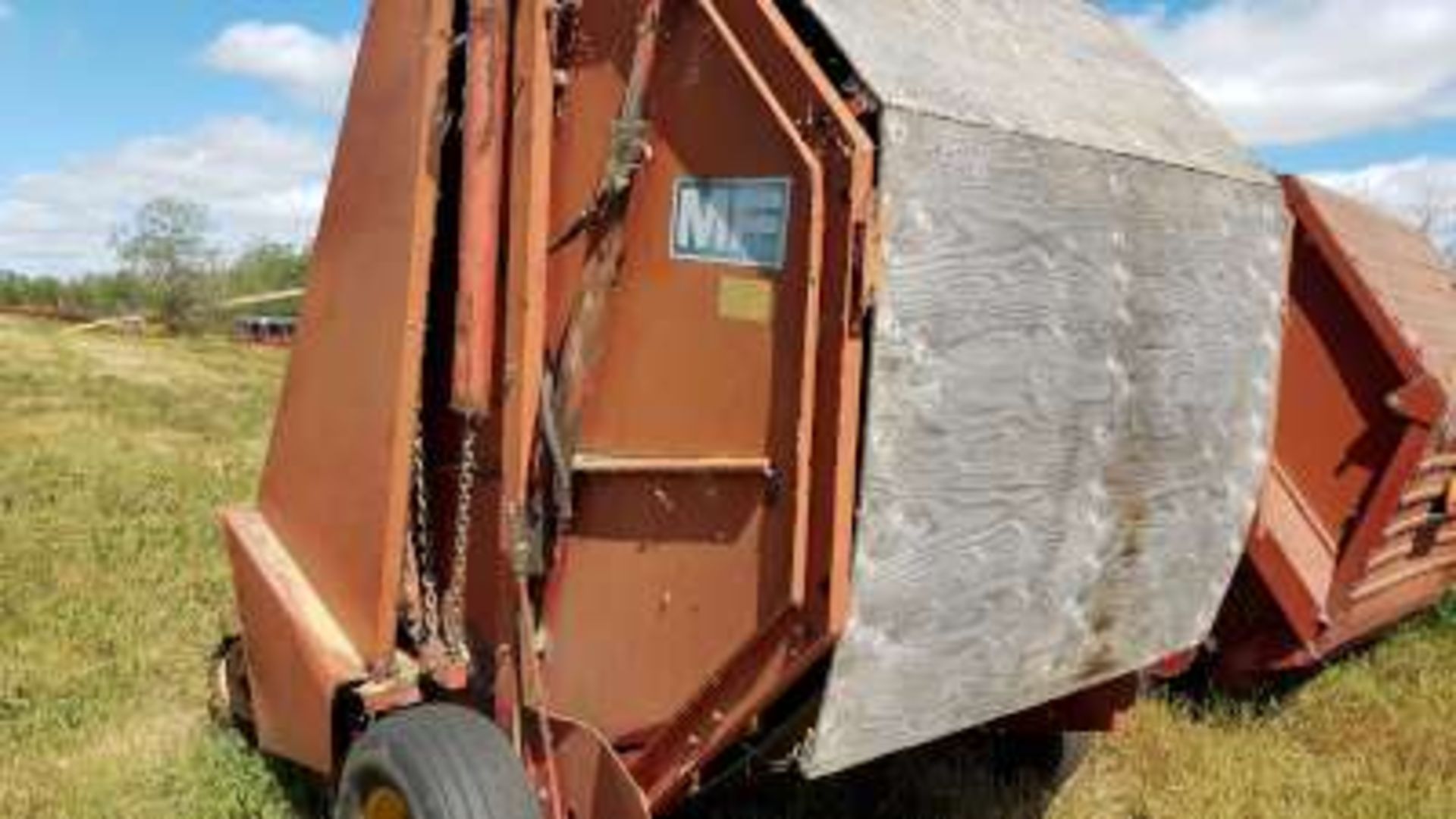 MF 560 Round Baler, homemade protective shell covers the belts in storage. - Image 2 of 3