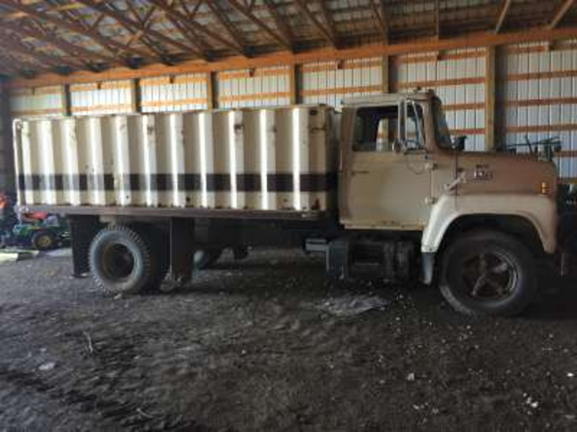 1984 Ford 750 Grain truck, 15ft Univision box & hoist, 63969 original miles, 5&2 transmission, 9. - Image 2 of 7