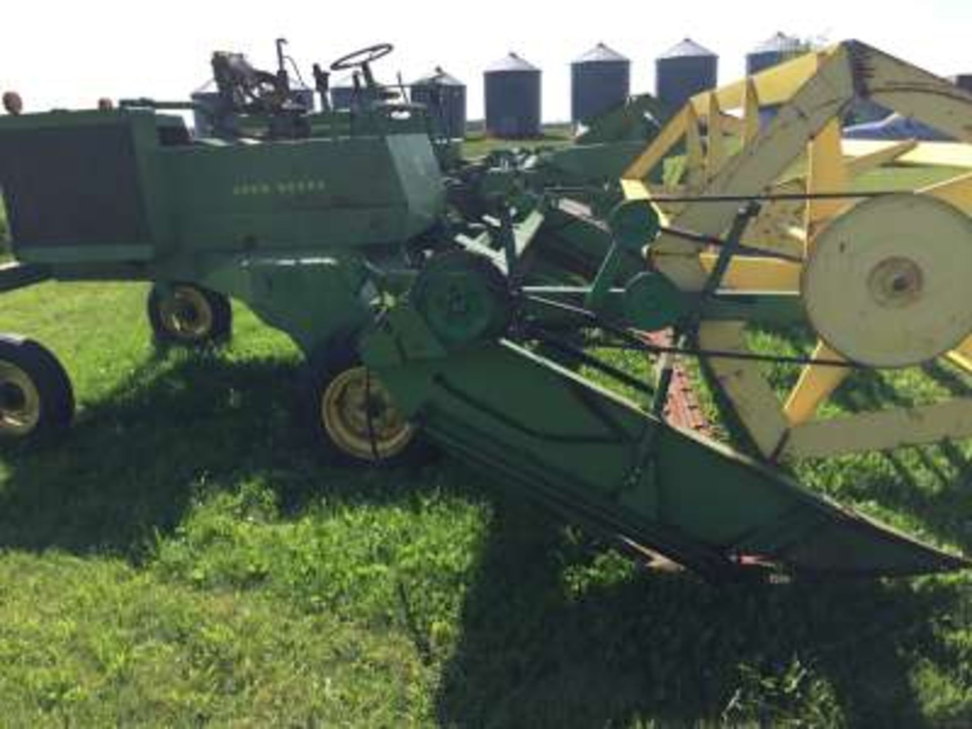 JD 800 14ft SP Swather, tires are fair - Image 4 of 5